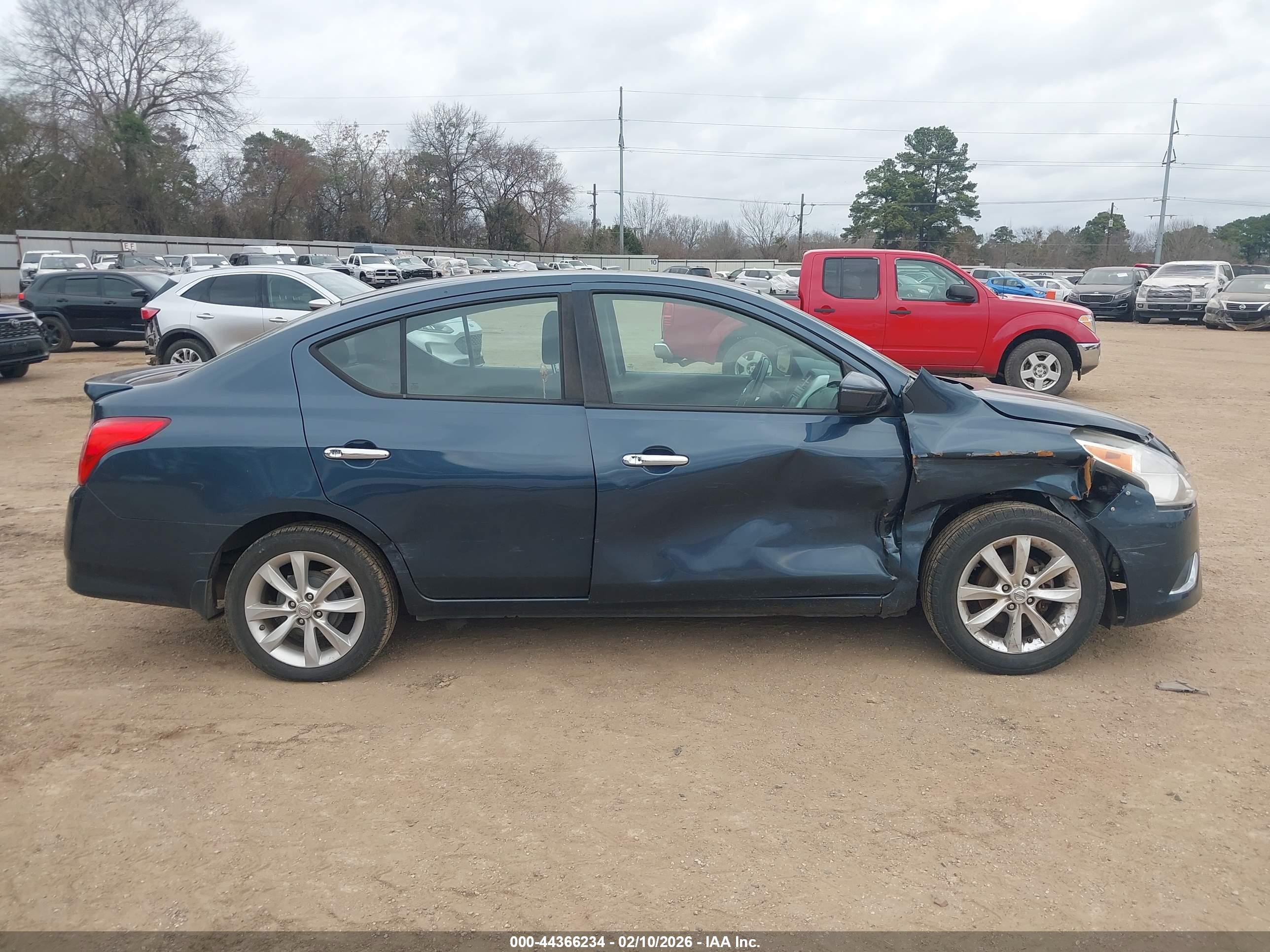 NISSAN VERSA image 6