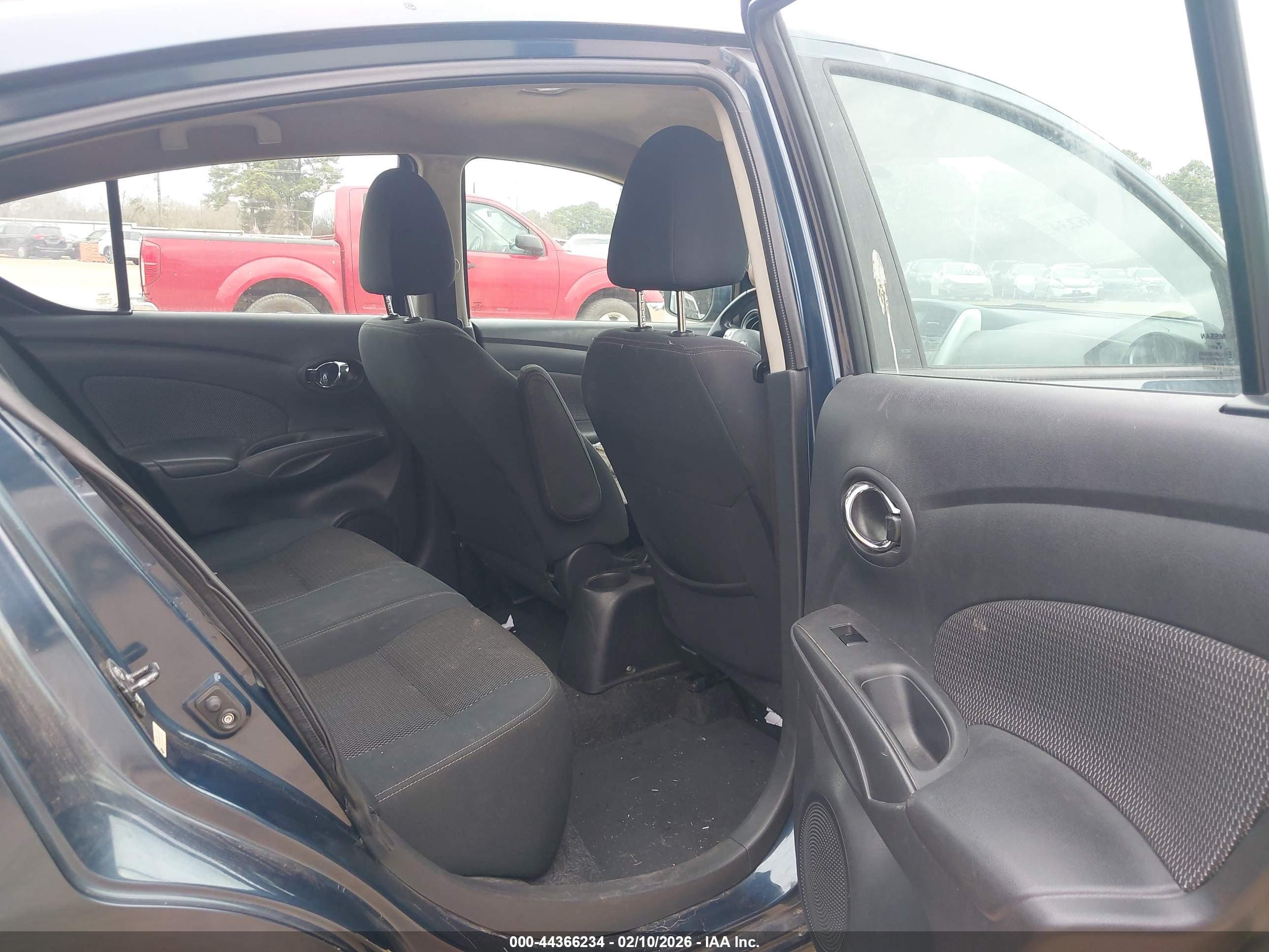 NISSAN VERSA image 8