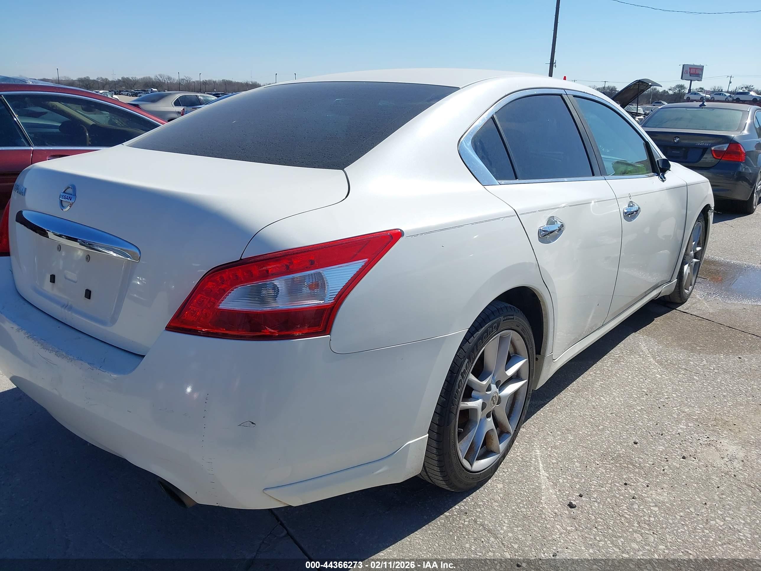 NISSAN MAXIMA image 4
