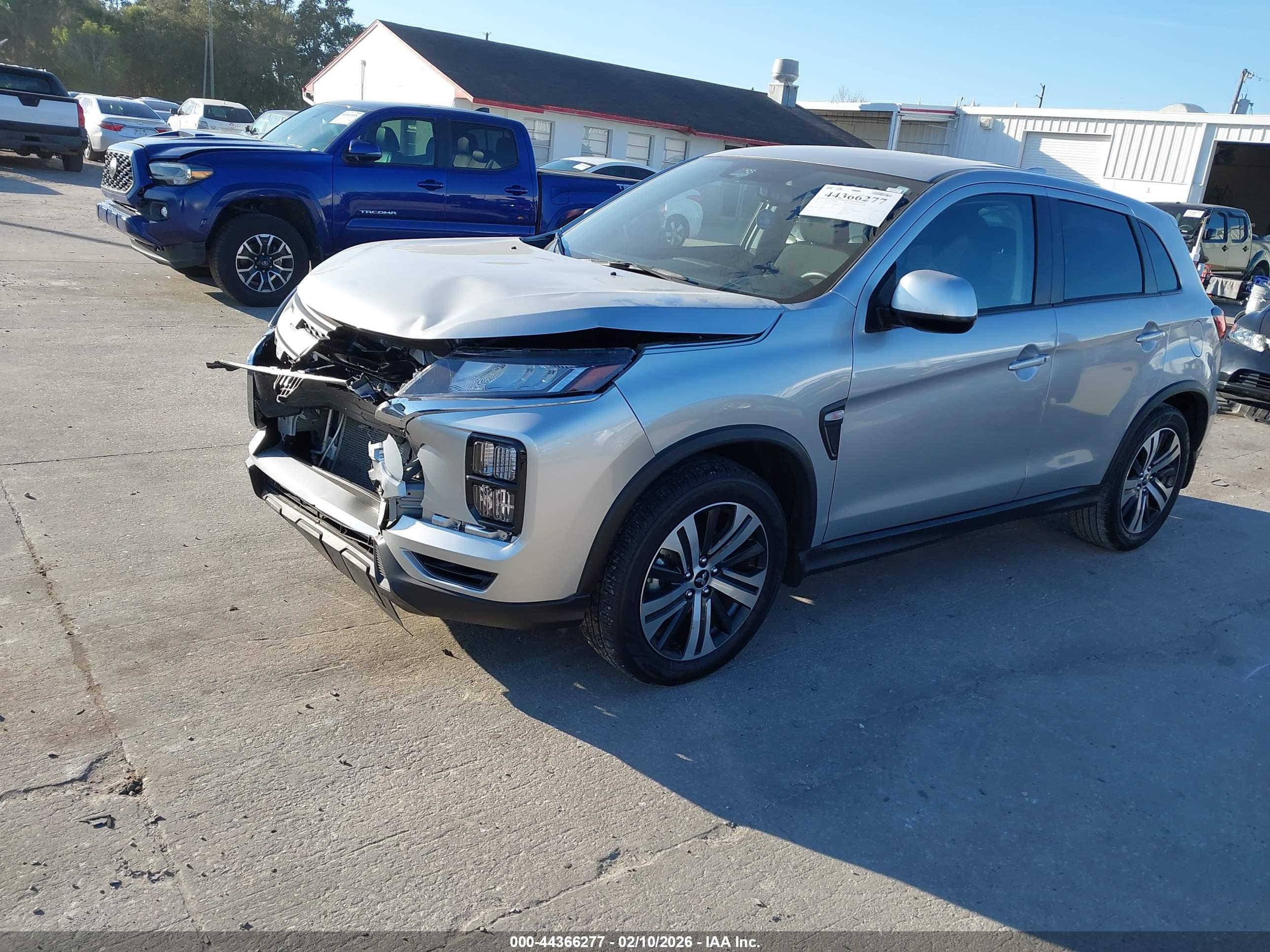 MITSUBISHI OUTLANDER image 2