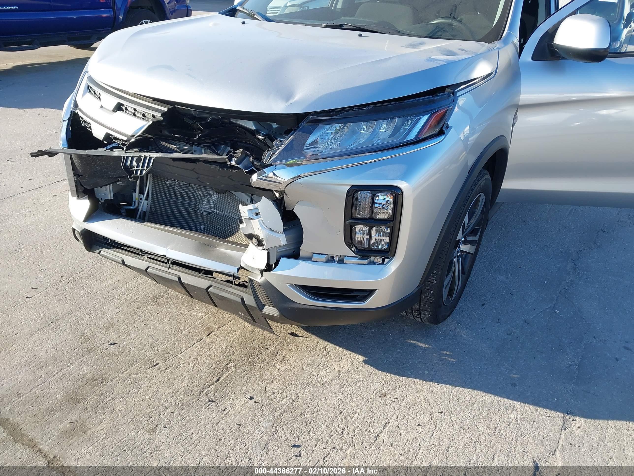 MITSUBISHI OUTLANDER image 6