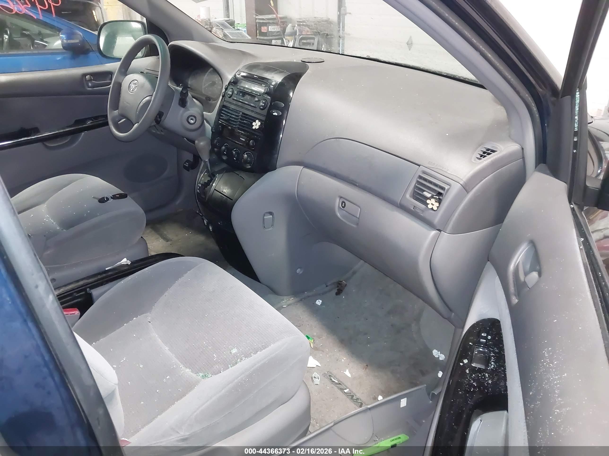 TOYOTA SIENNA image 5