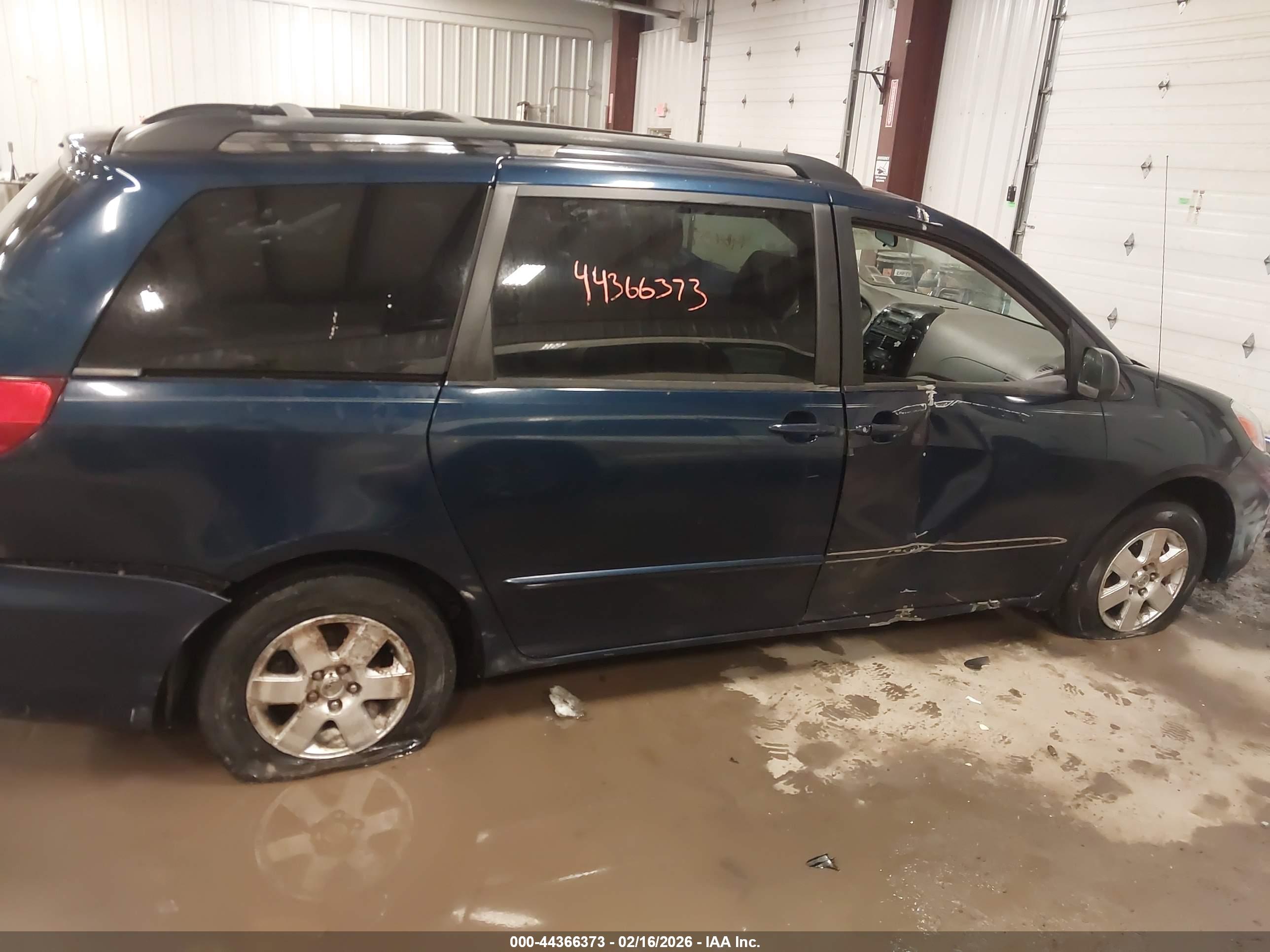 TOYOTA SIENNA image 6