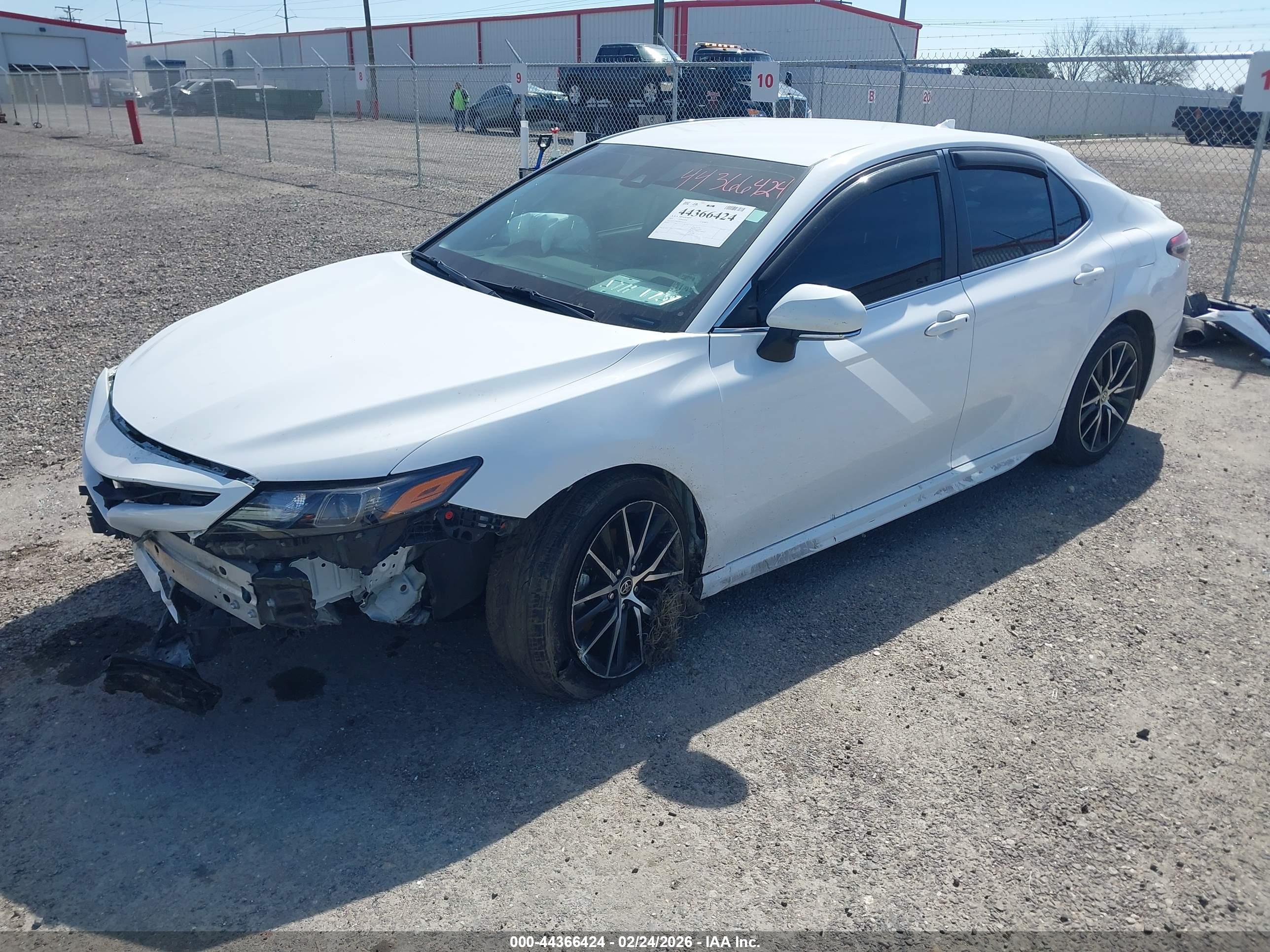 TOYOTA CAMRY image 2