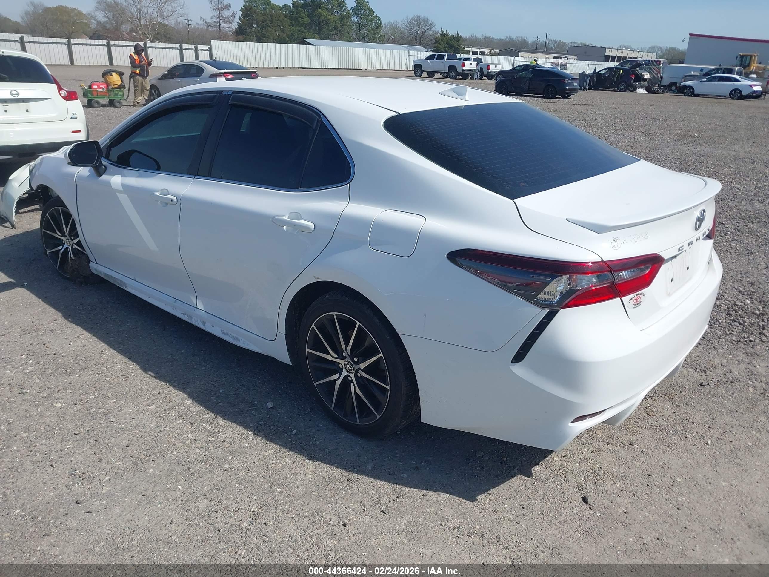 TOYOTA CAMRY image 3