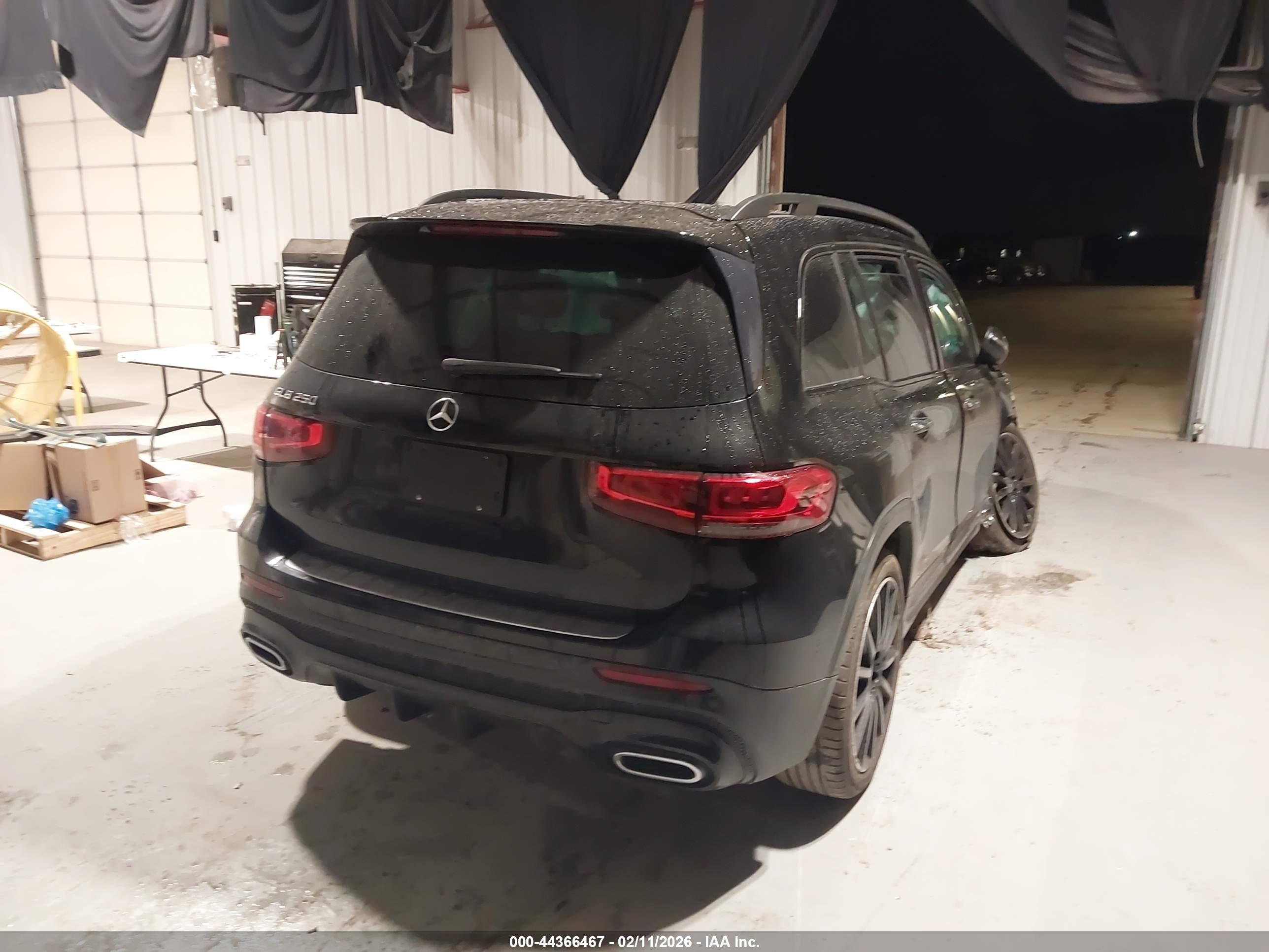 MERCEDES-BENZ GLB image 4
