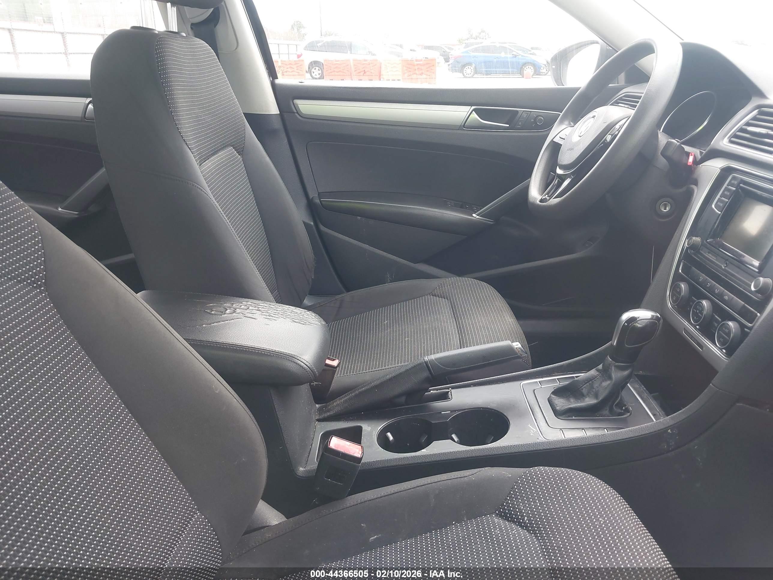 VOLKSWAGEN PASSAT image 5