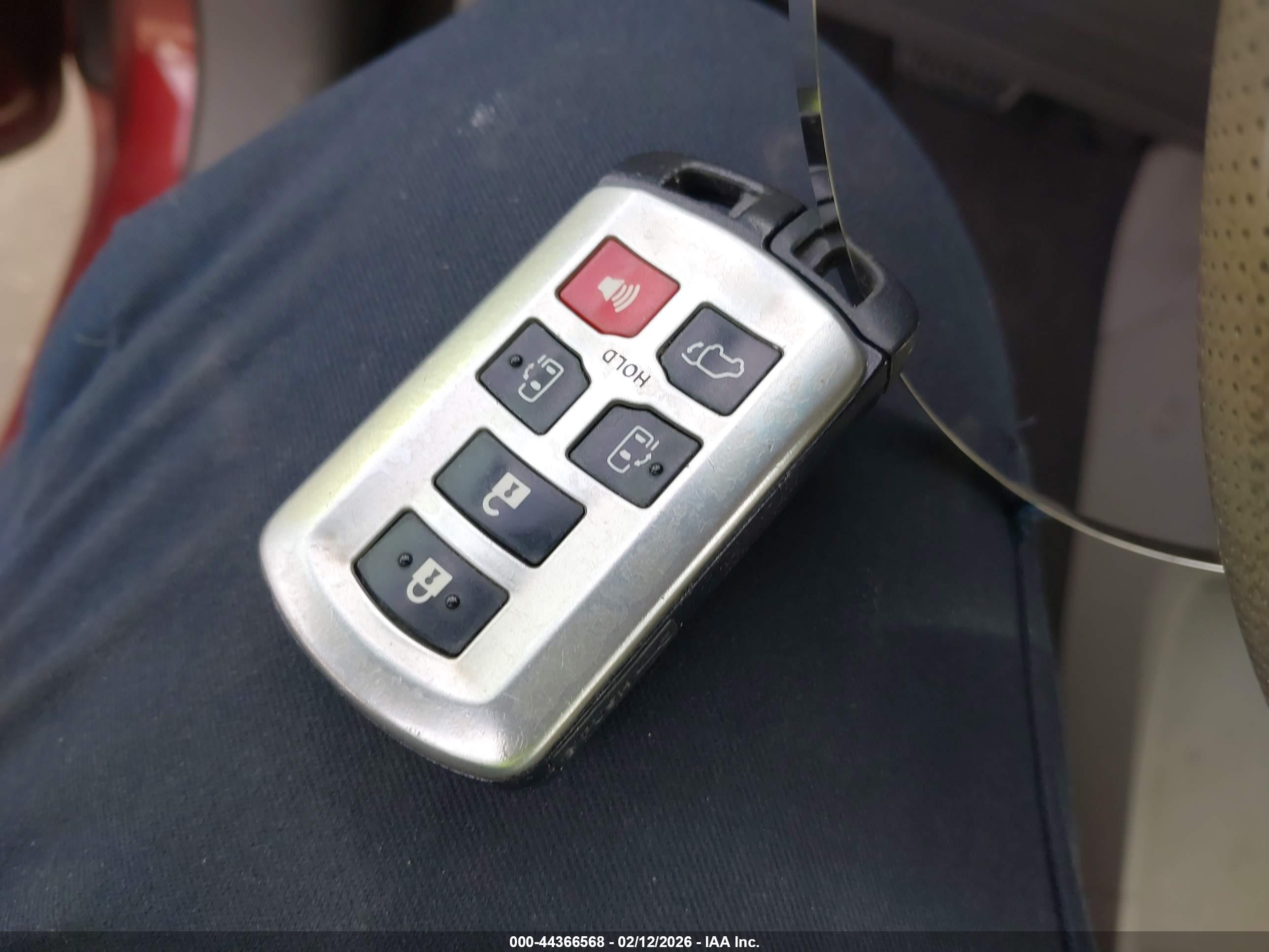 TOYOTA SIENNA image 11