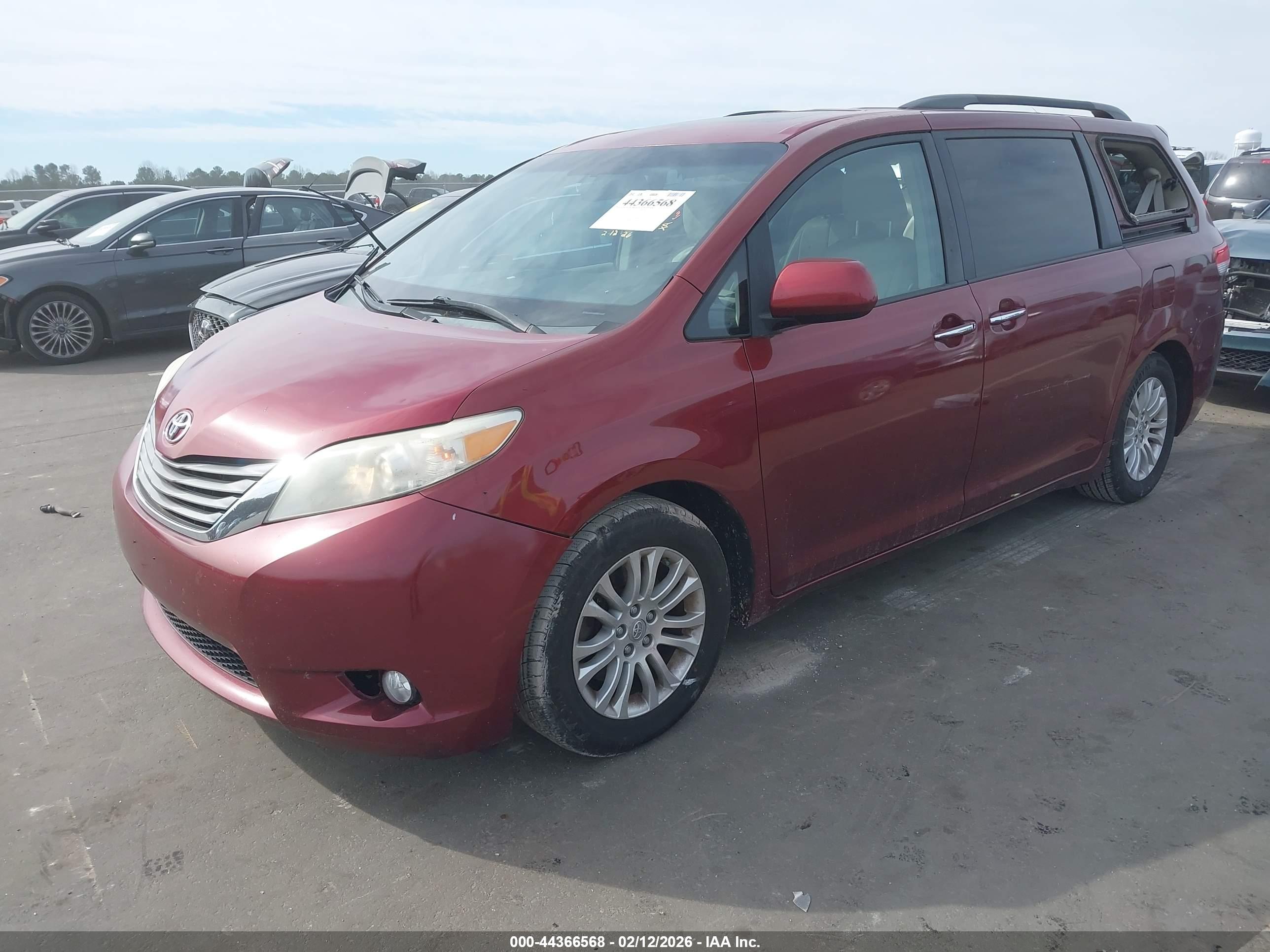 TOYOTA SIENNA image 2