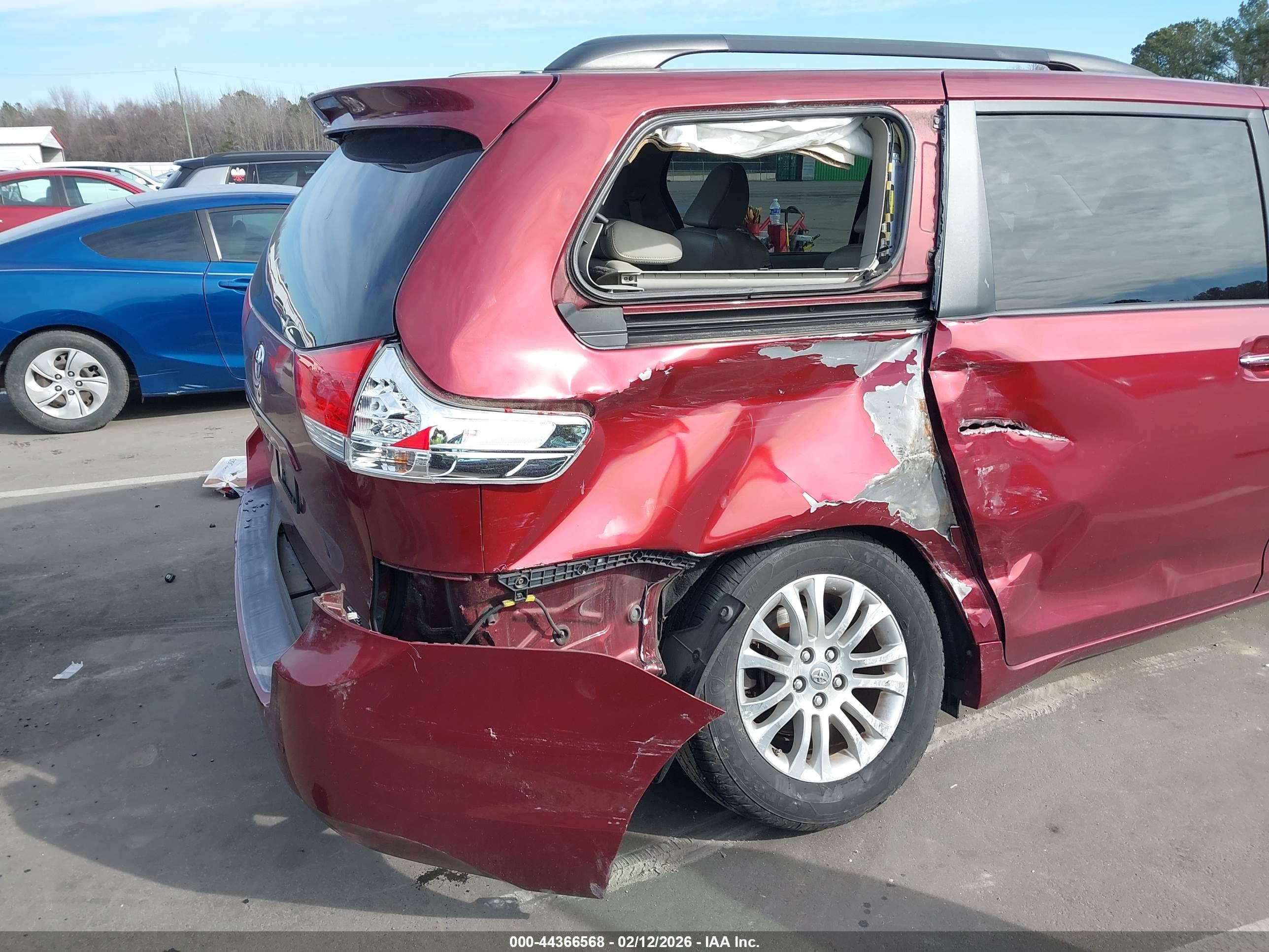 TOYOTA SIENNA image 6