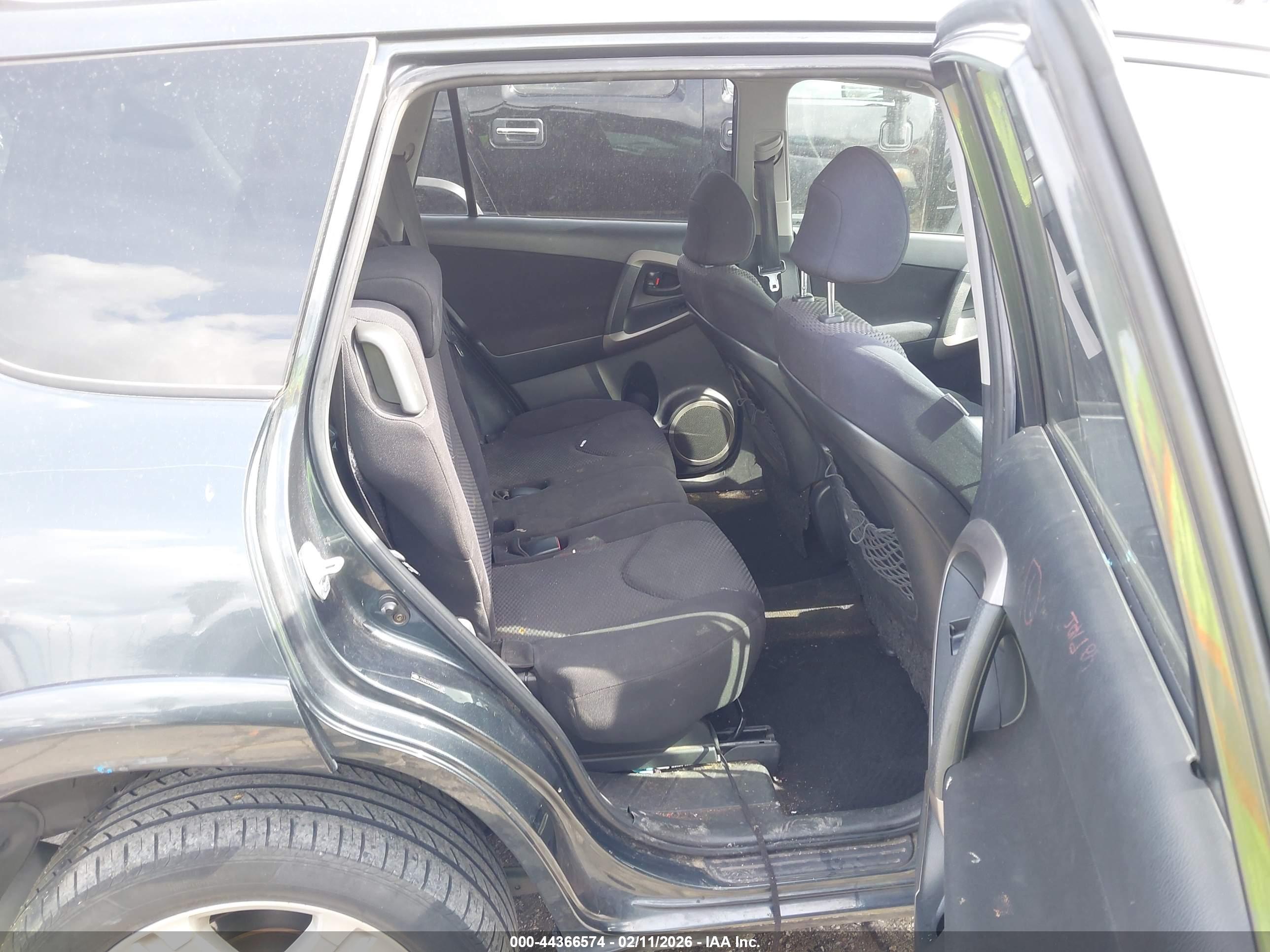 TOYOTA RAV4 image 8