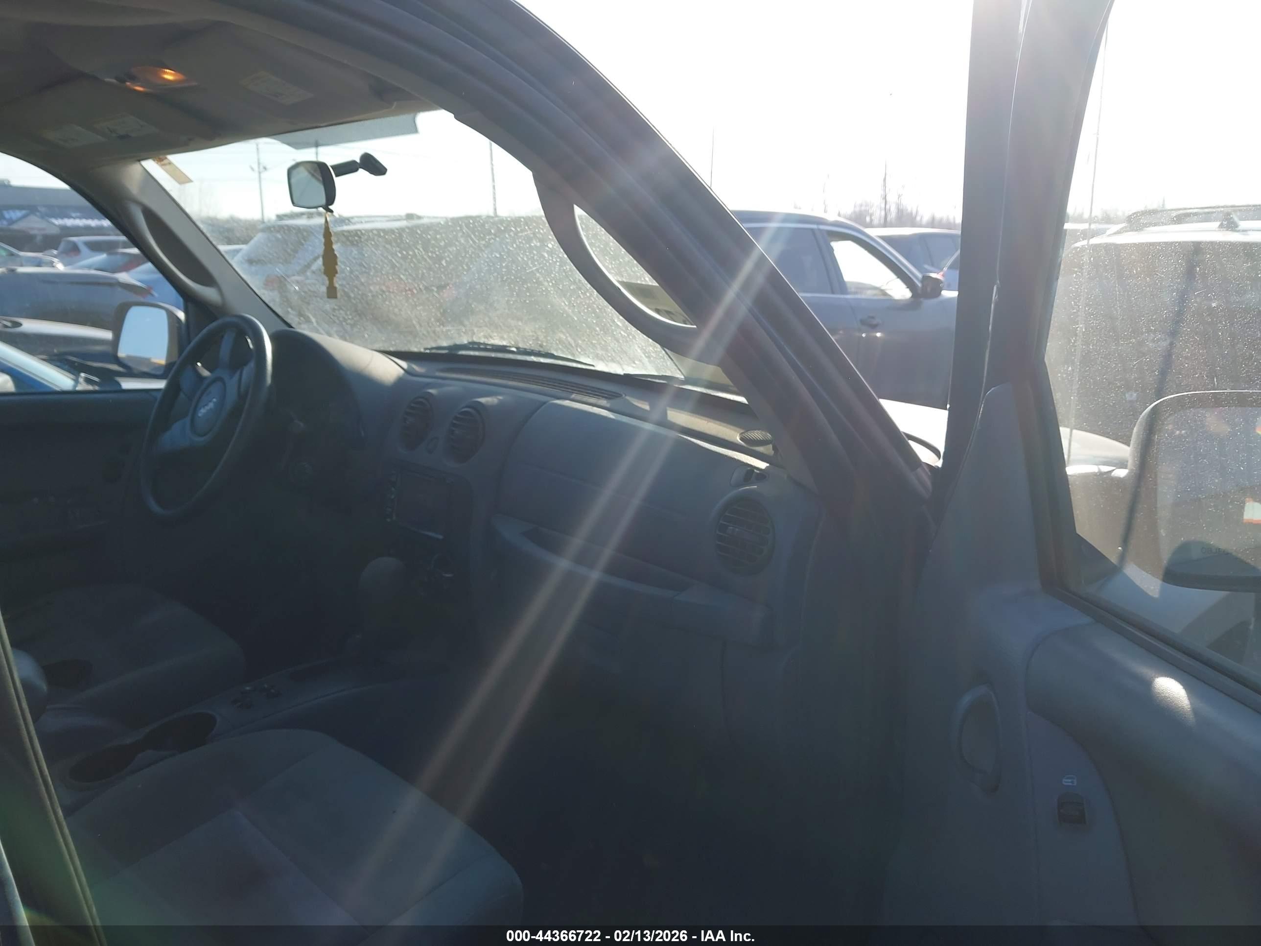 JEEP LIBERTY image 5