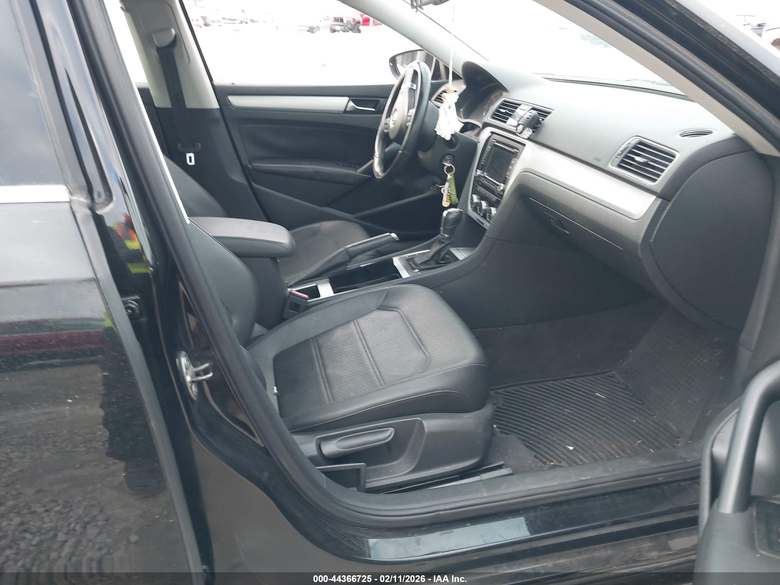 VOLKSWAGEN PASSAT image 5