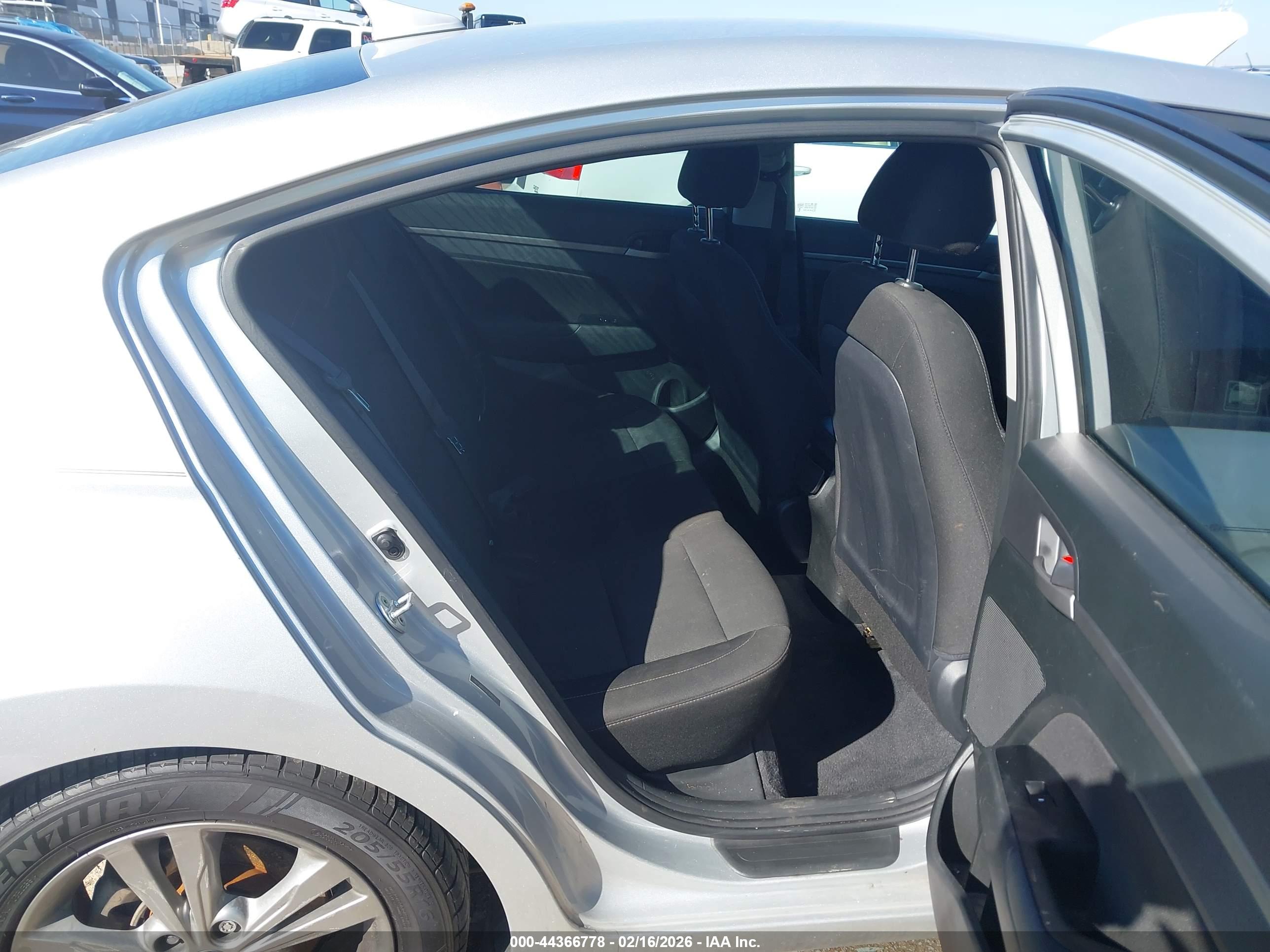 HYUNDAI ELANTRA image 8