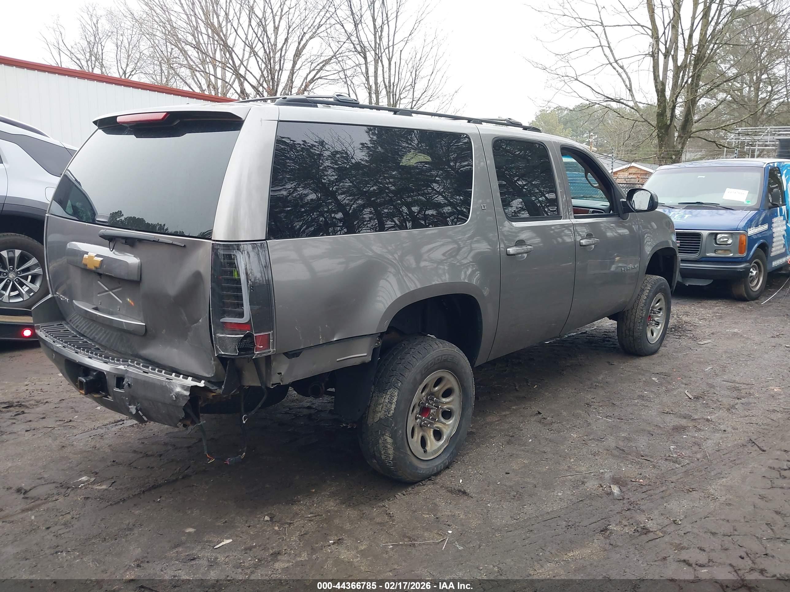CHEVROLET SUBURBAN image 4