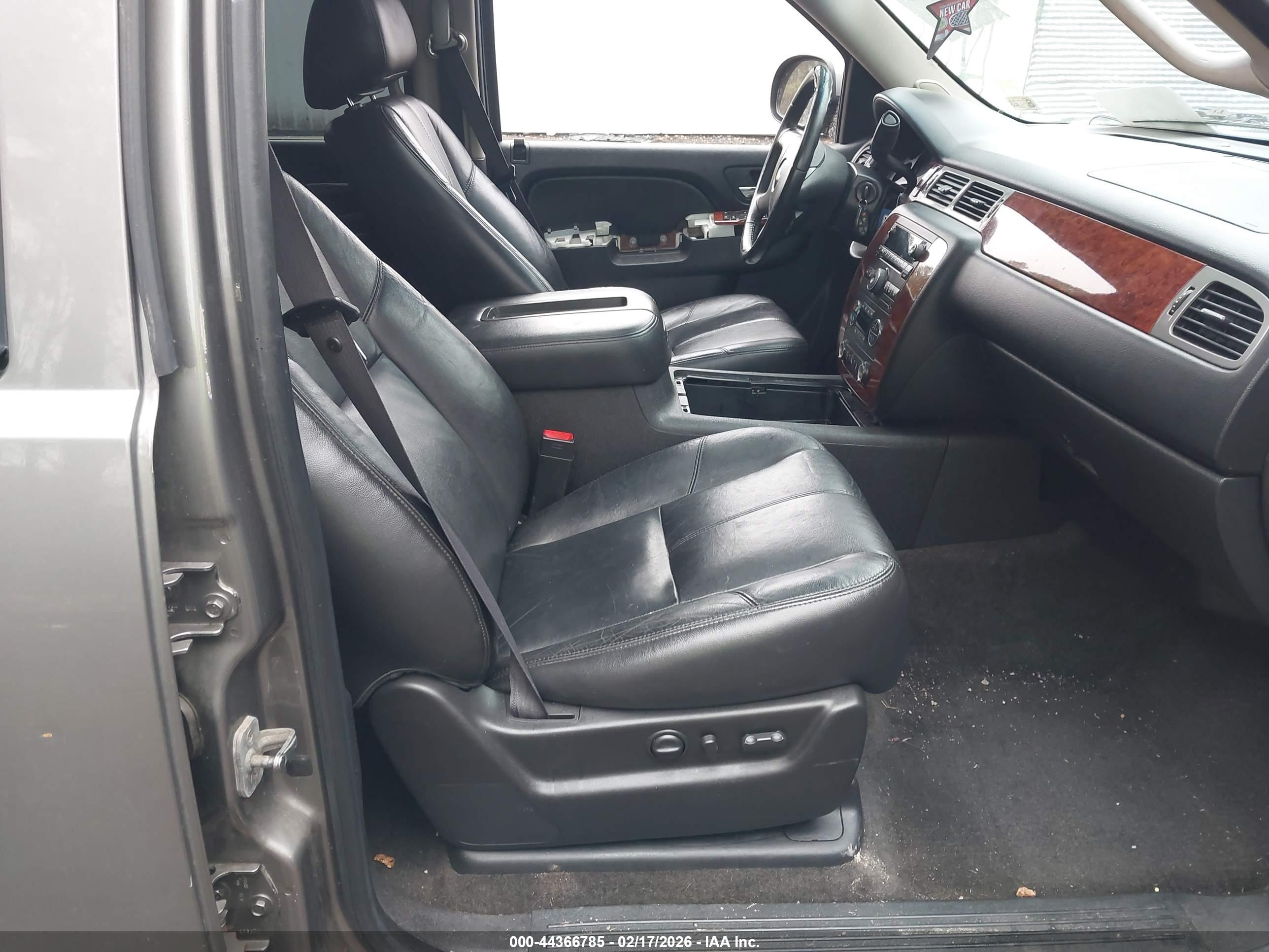 CHEVROLET SUBURBAN image 5
