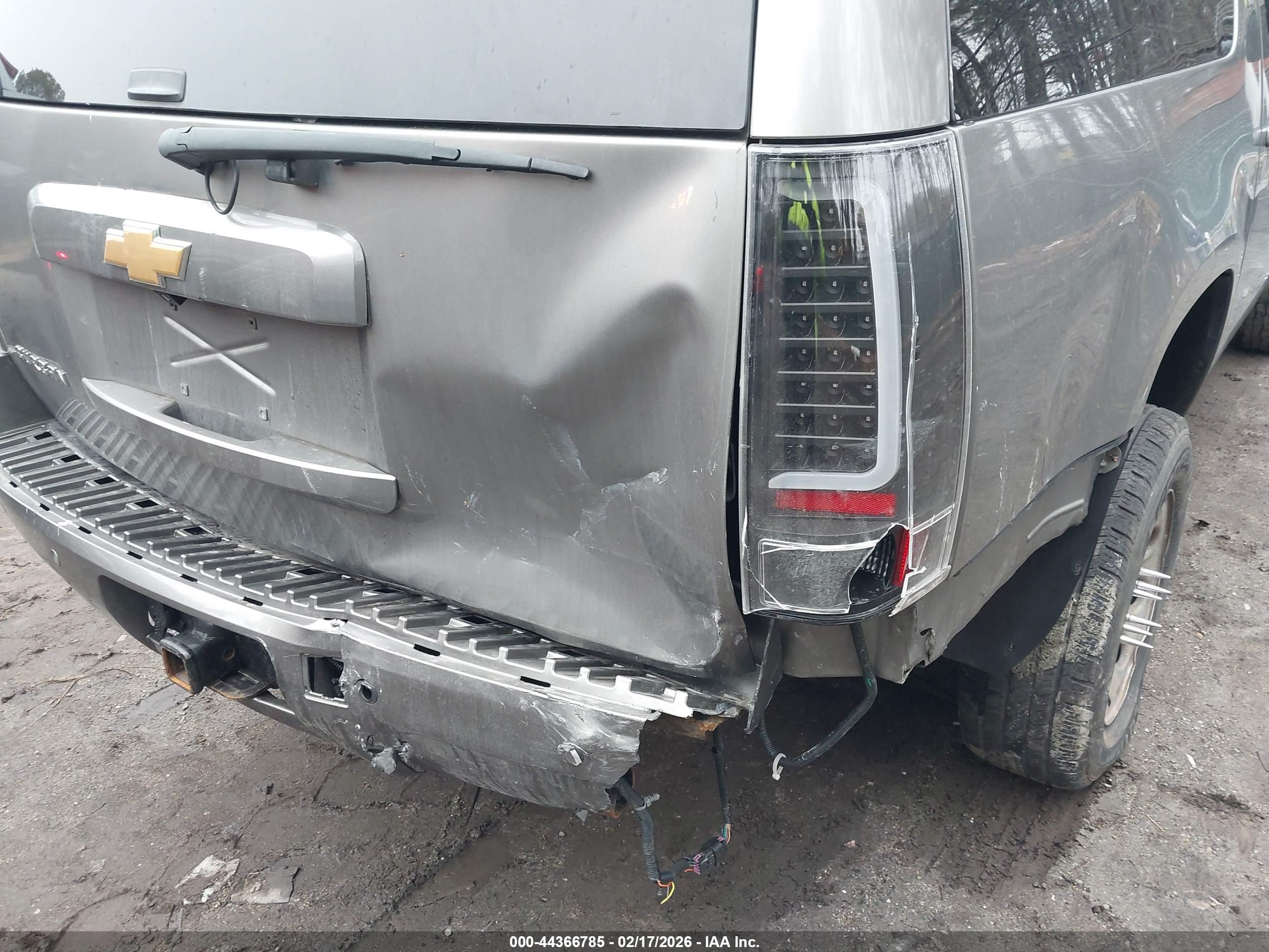 CHEVROLET SUBURBAN image 6