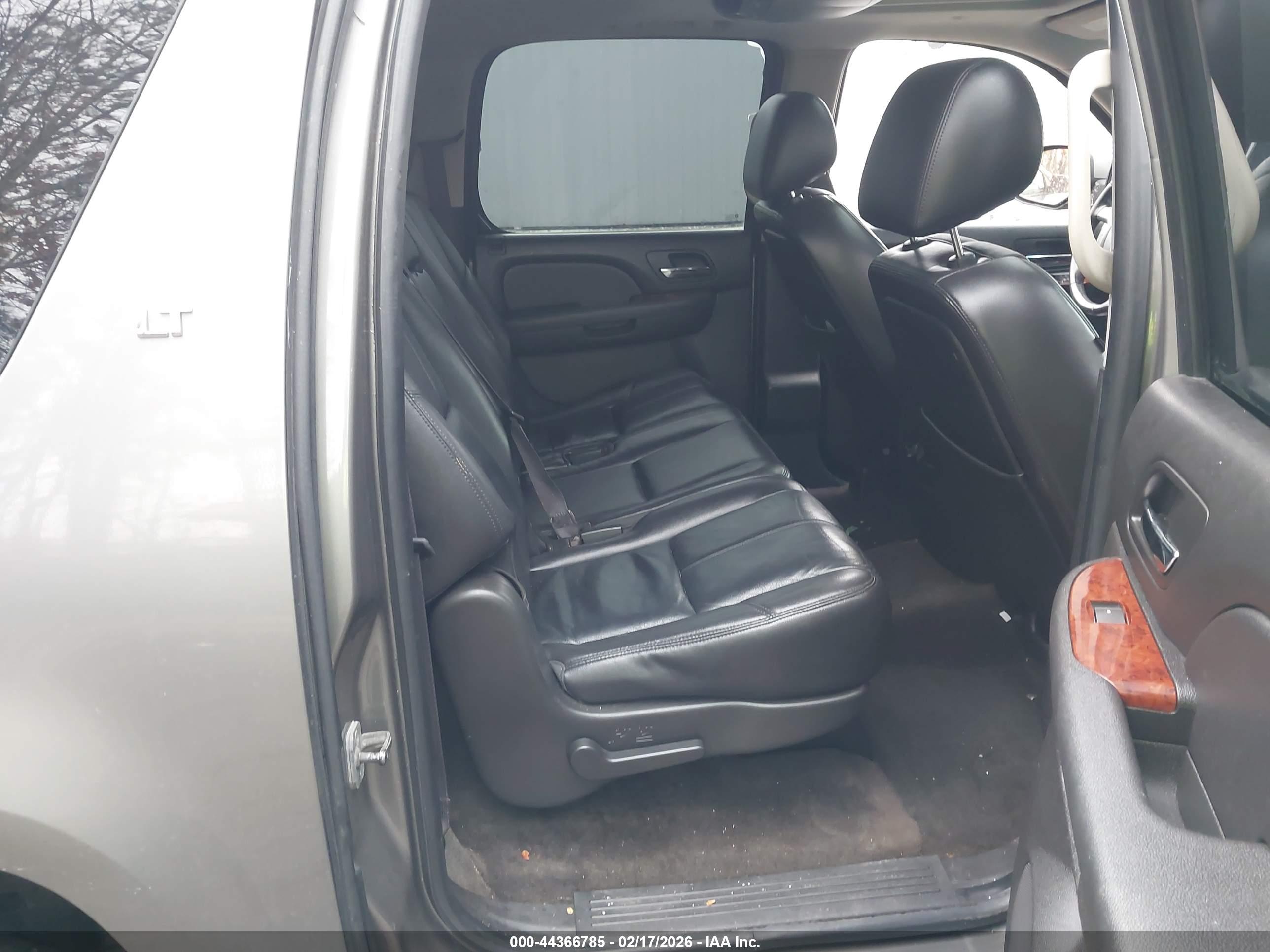CHEVROLET SUBURBAN image 8