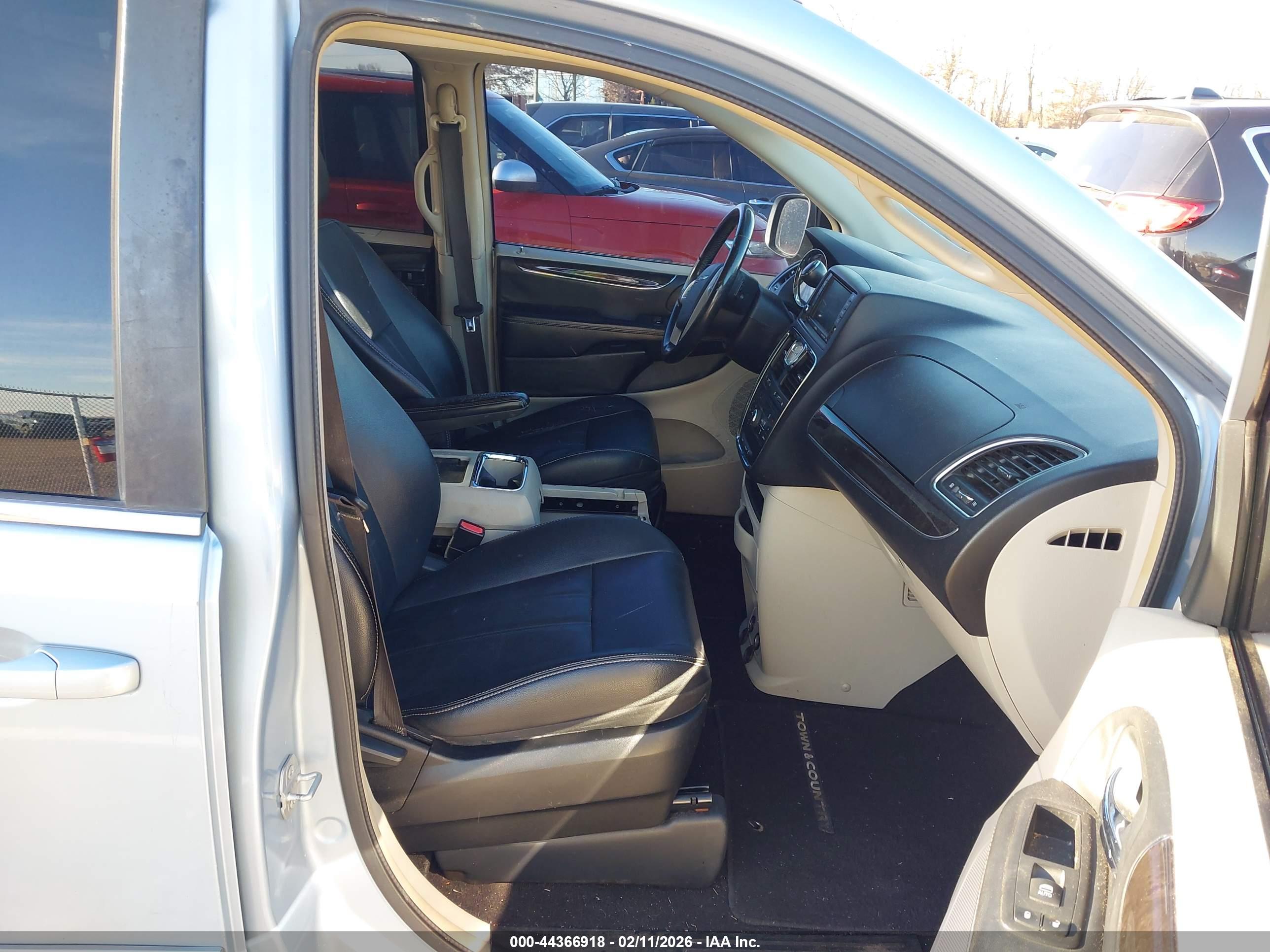 CHRYSLER TOWN image 5