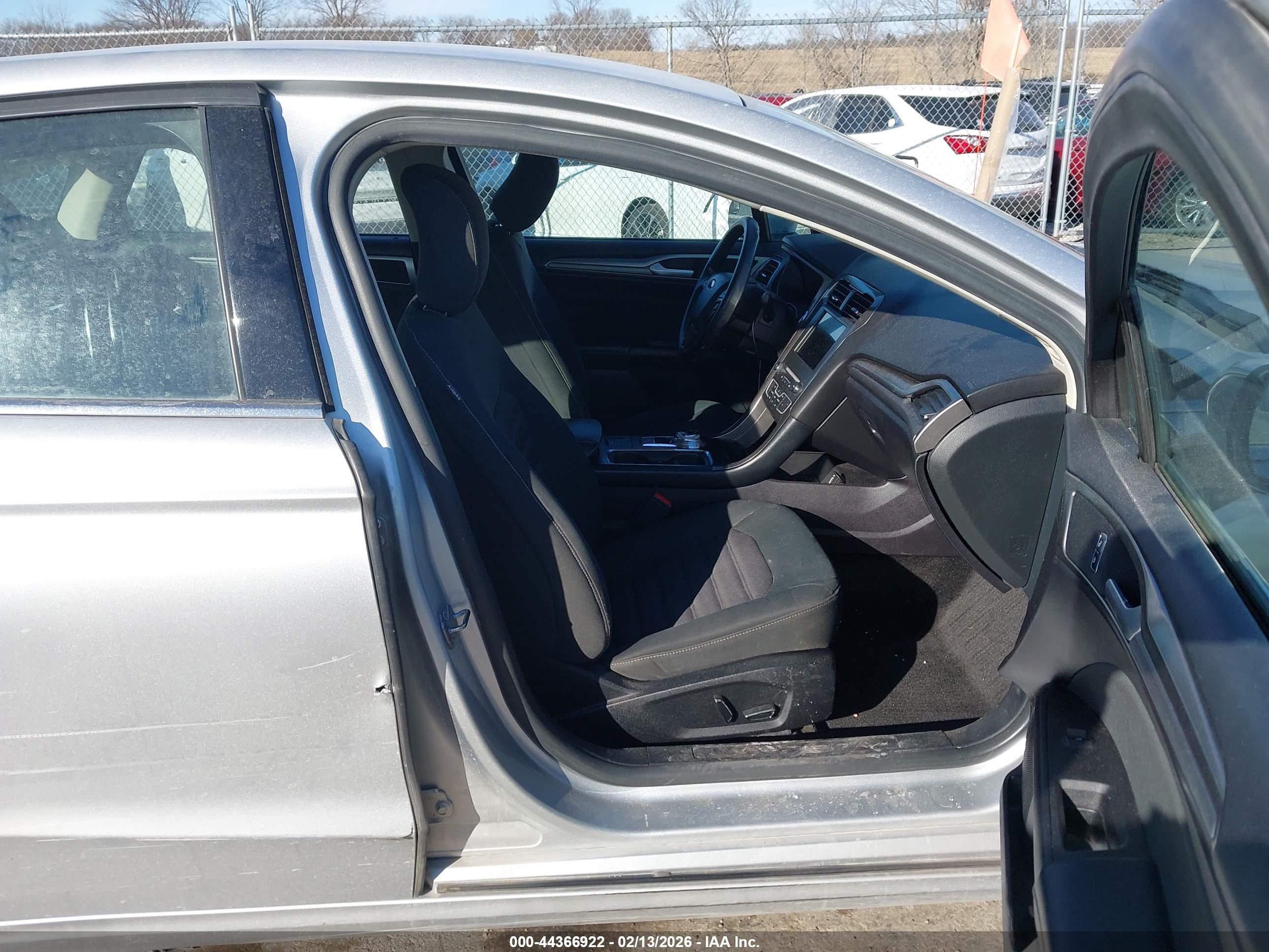 FORD FUSION image 5