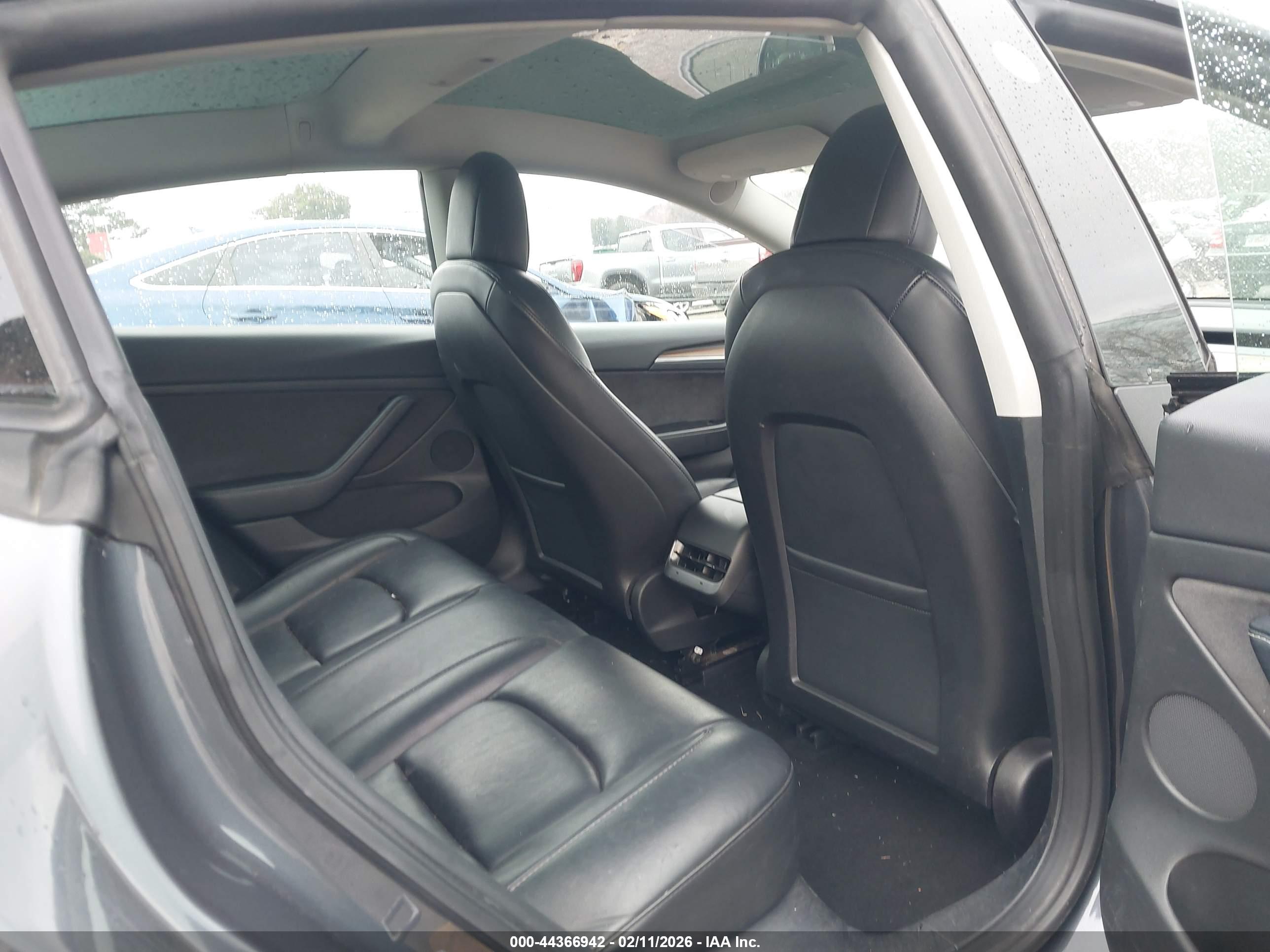 TESLA MODEL image 8