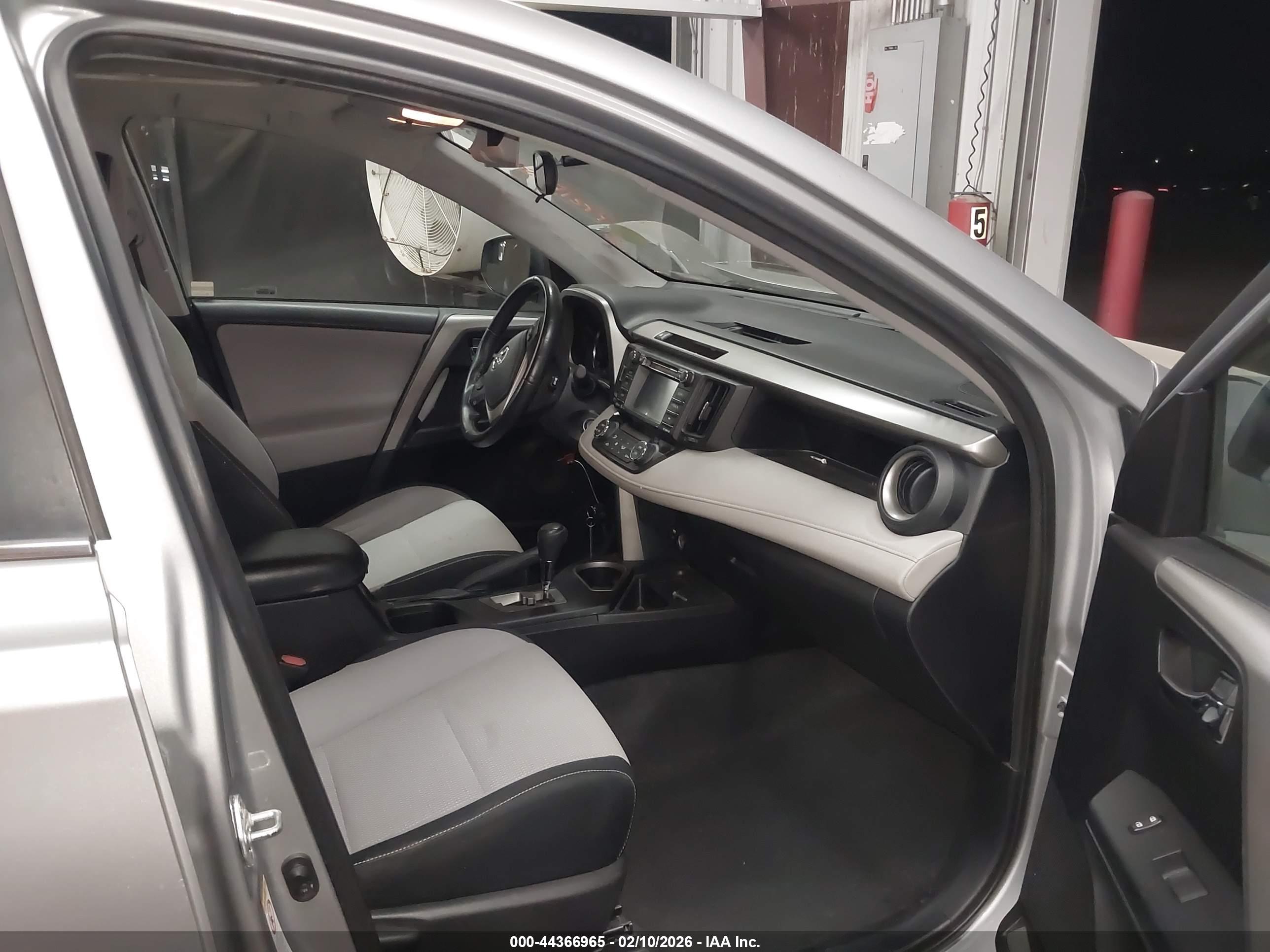 TOYOTA RAV4 image 5