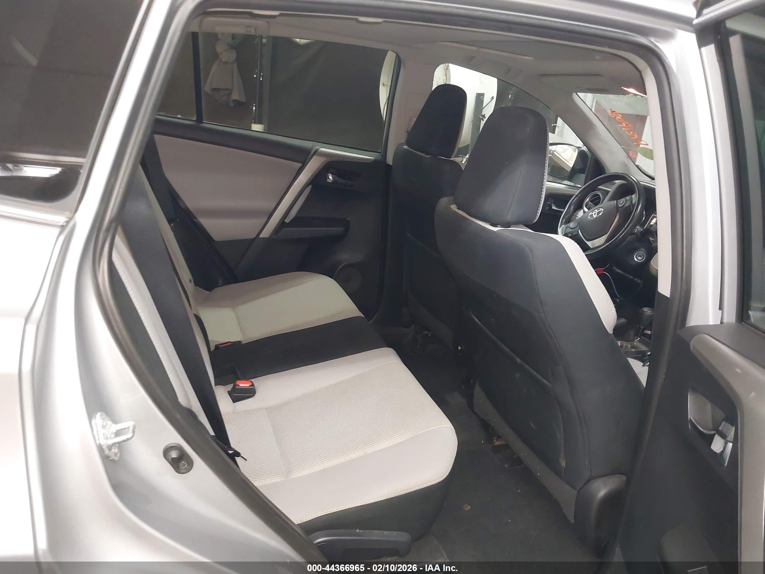 TOYOTA RAV4 image 8