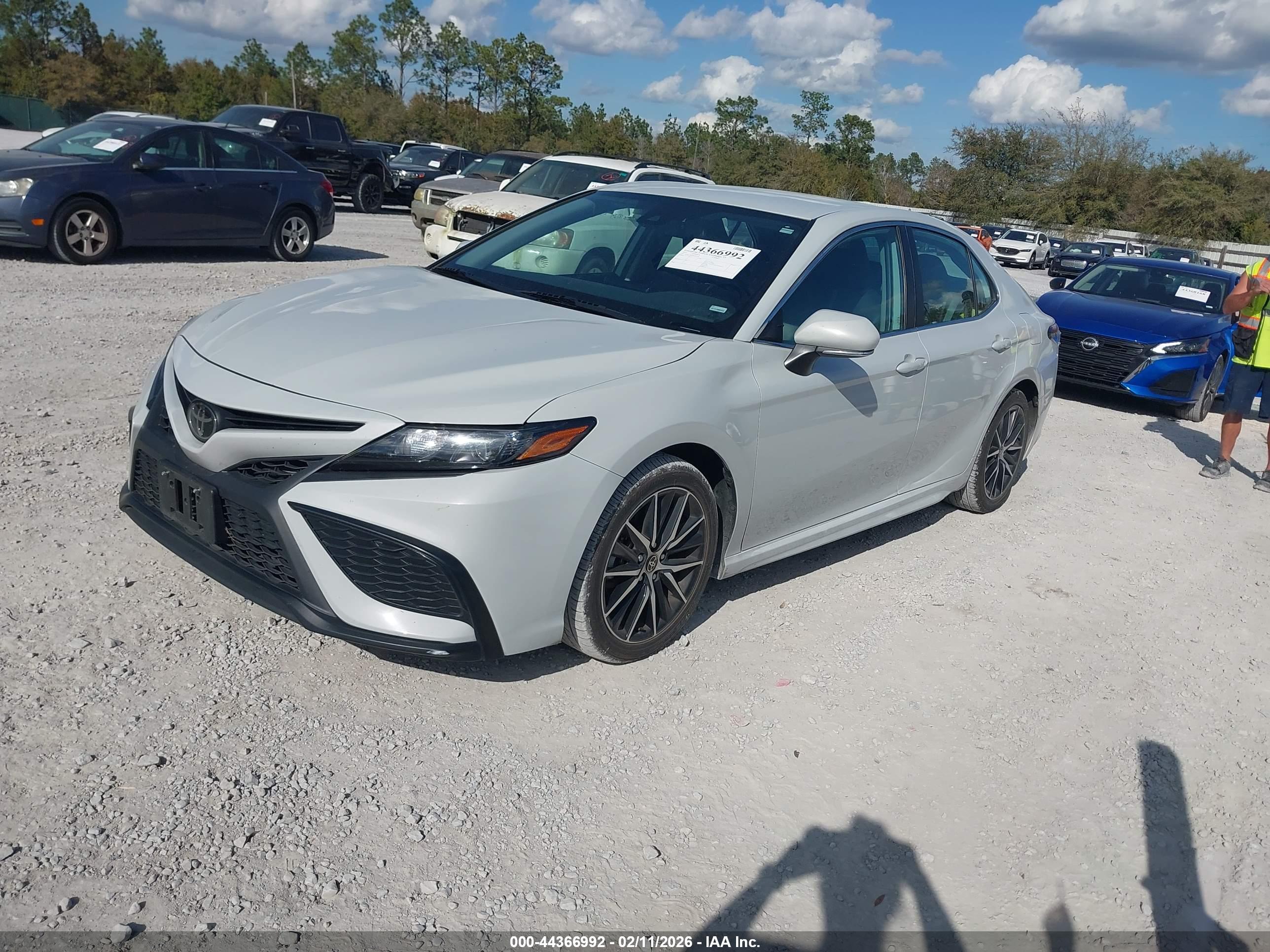 TOYOTA CAMRY image 2