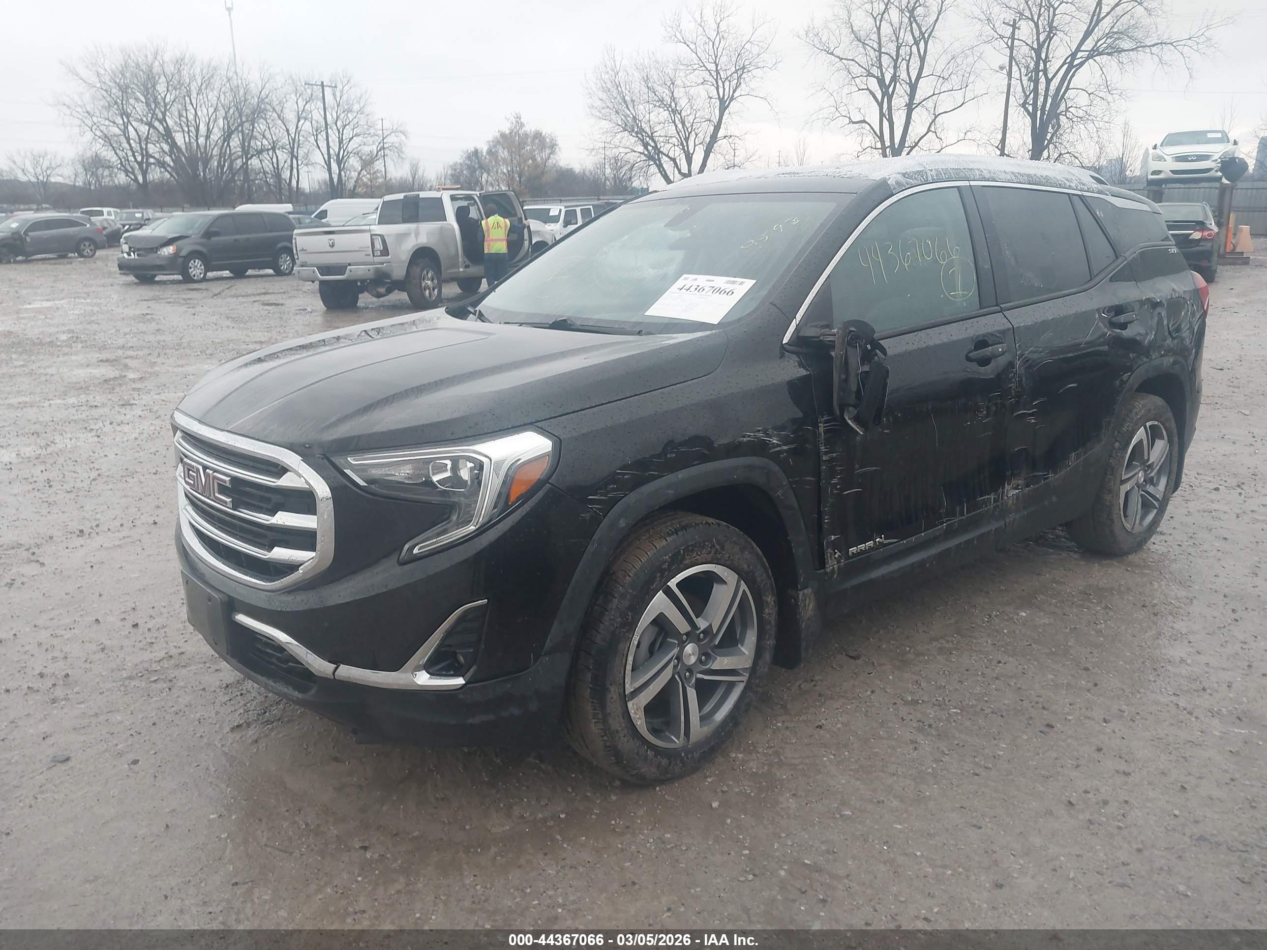 GMC TERRAIN image 2