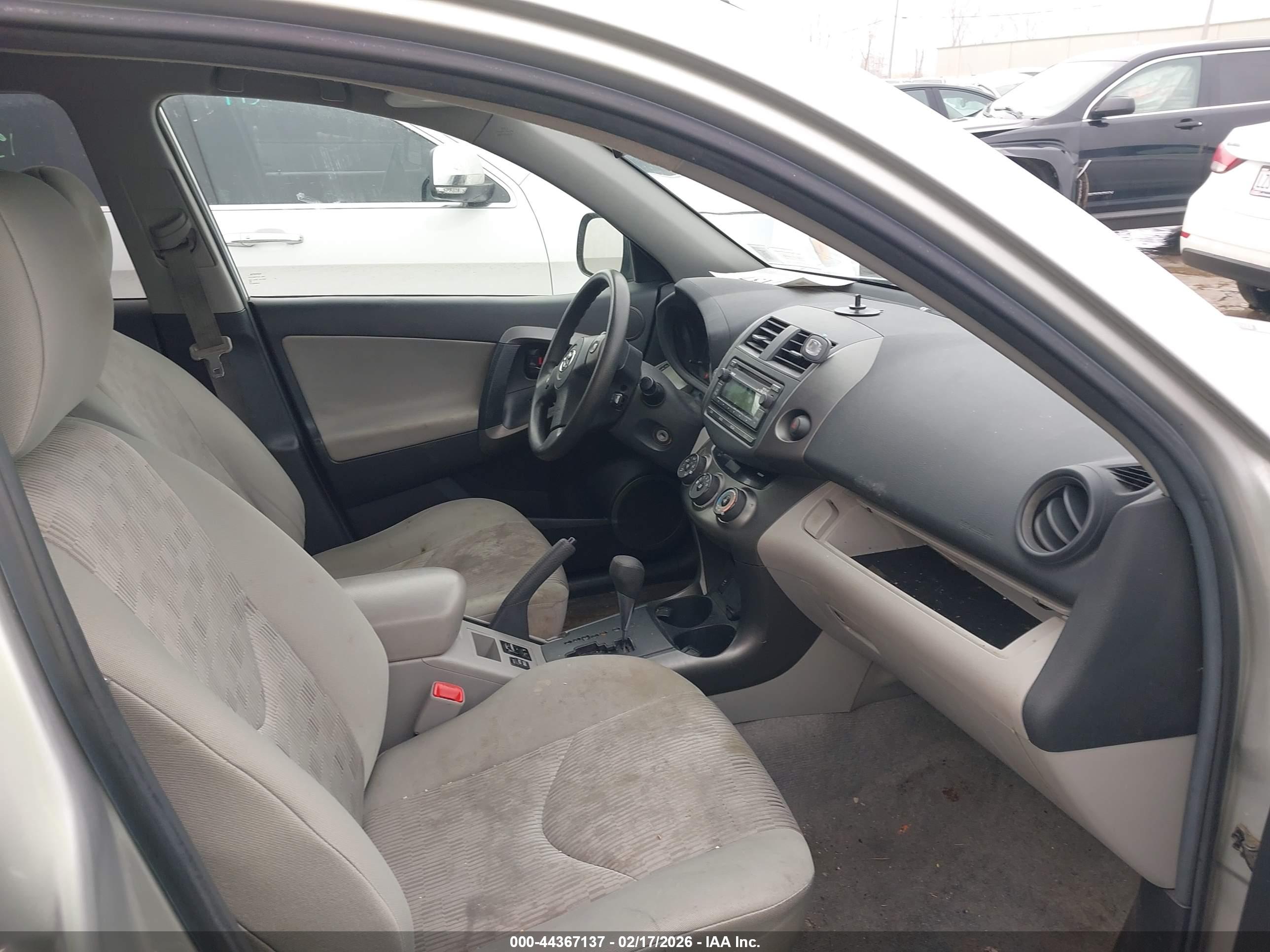 TOYOTA RAV4 image 5