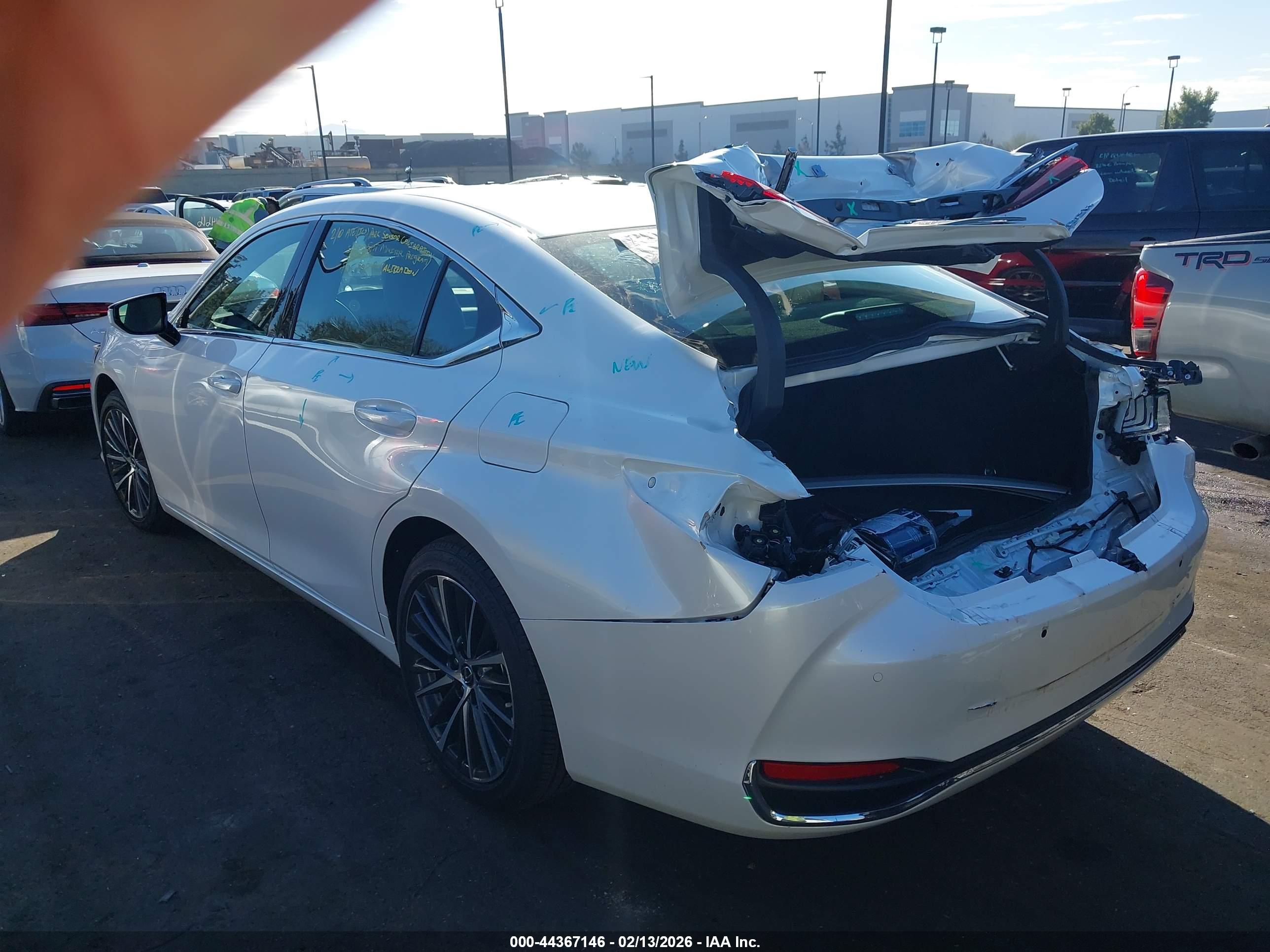 LEXUS ES image 3