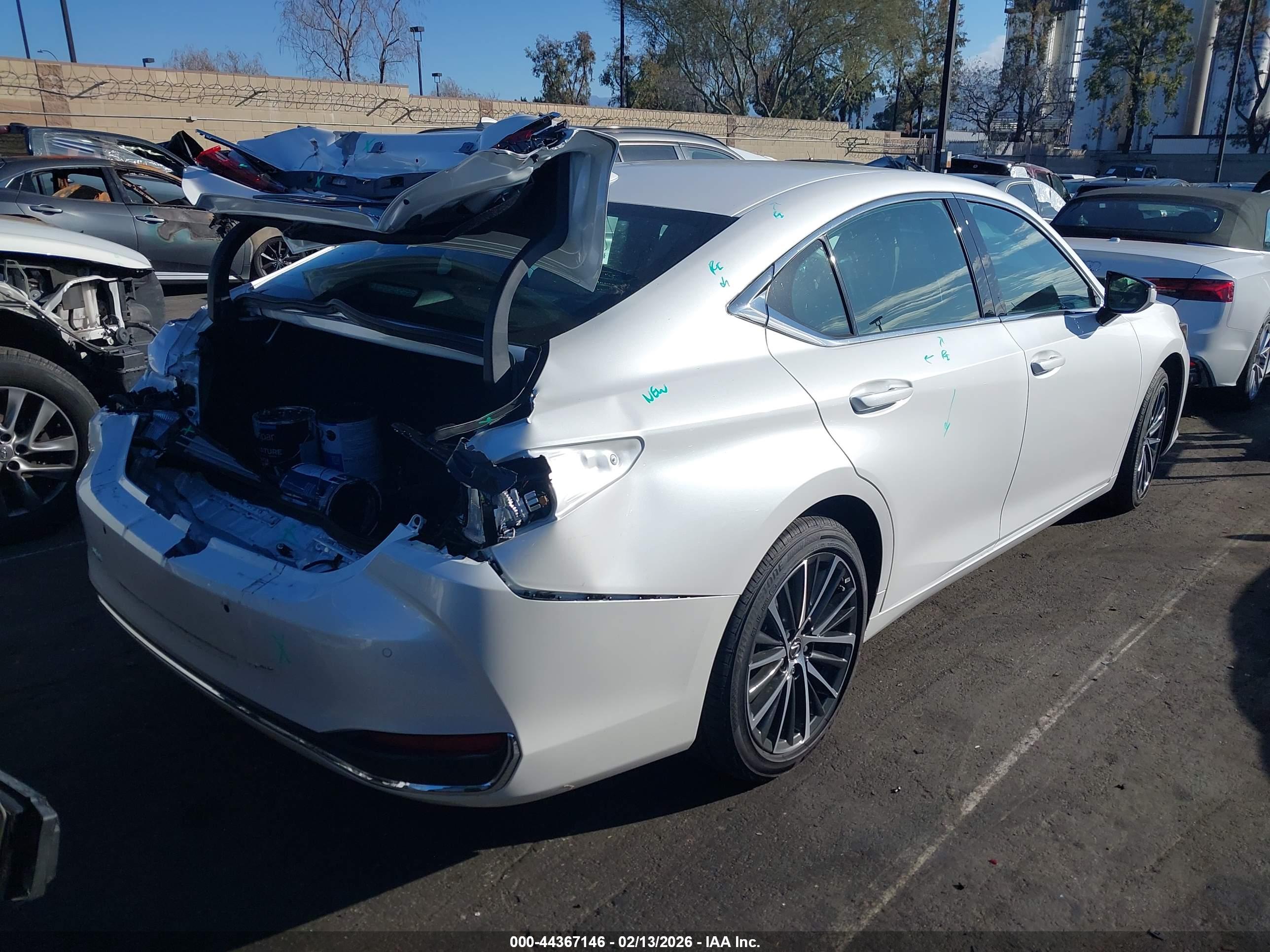 LEXUS ES image 4