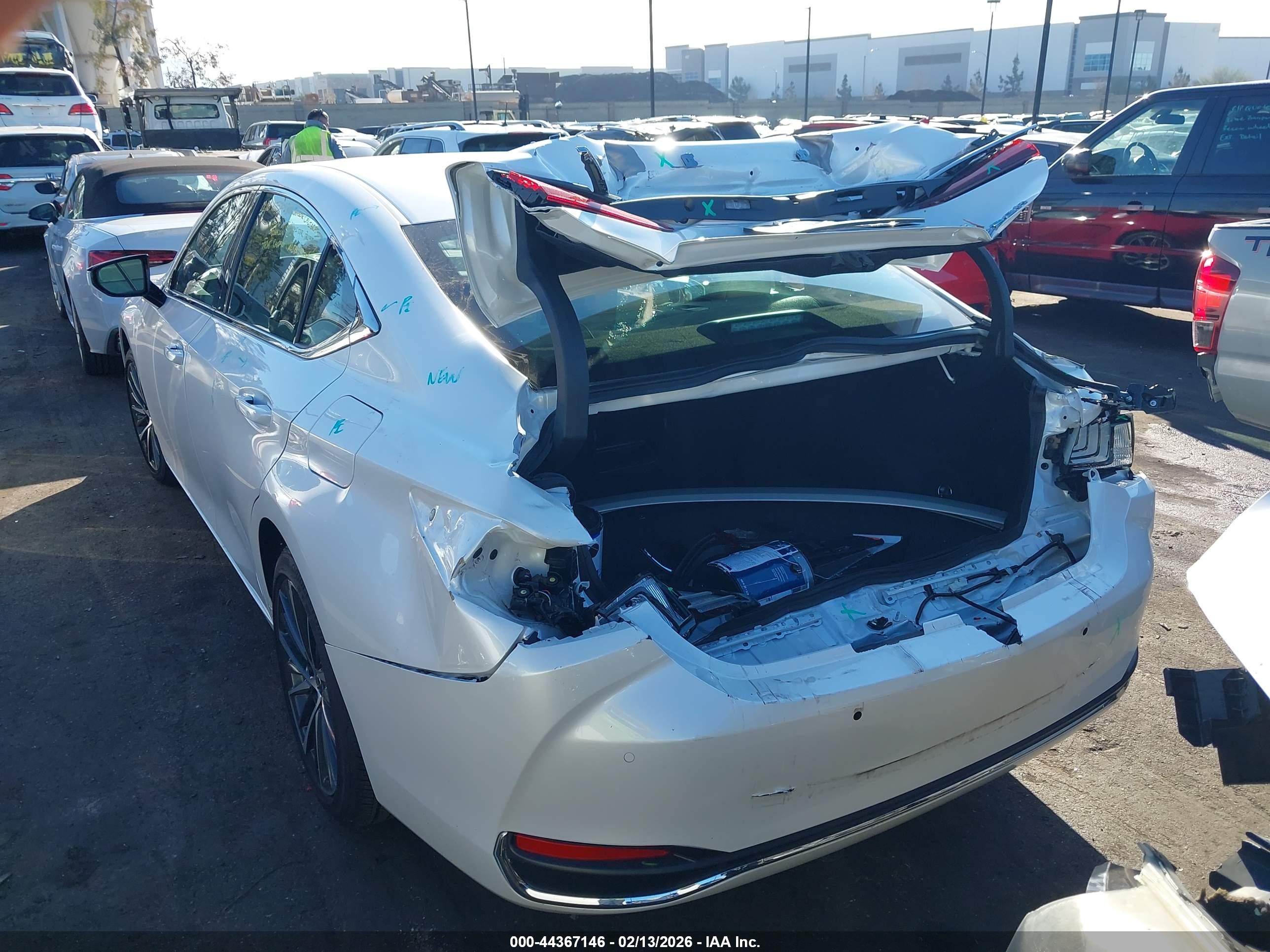 LEXUS ES image 6
