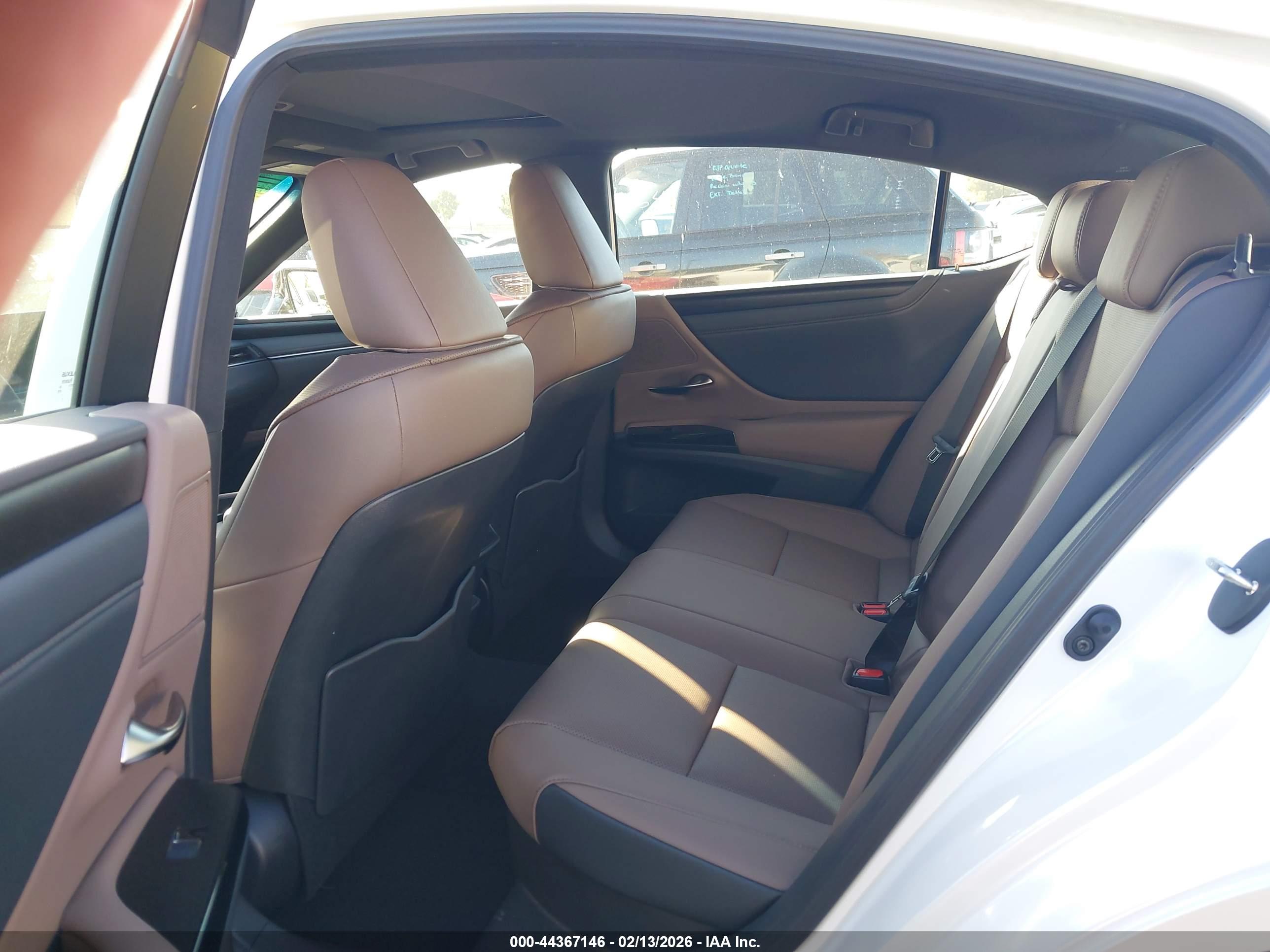 LEXUS ES image 8