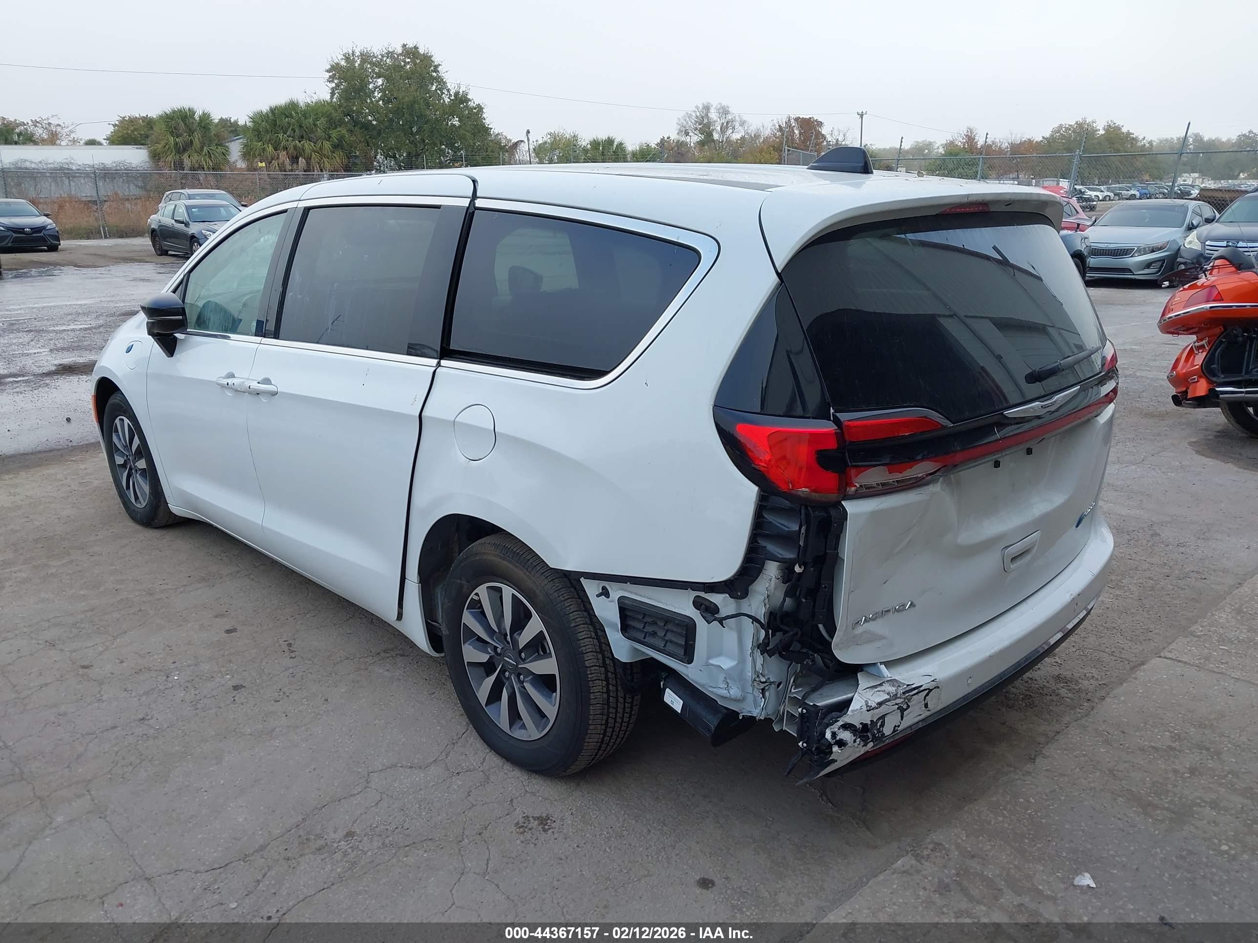 CHRYSLER PACIFICA image 6