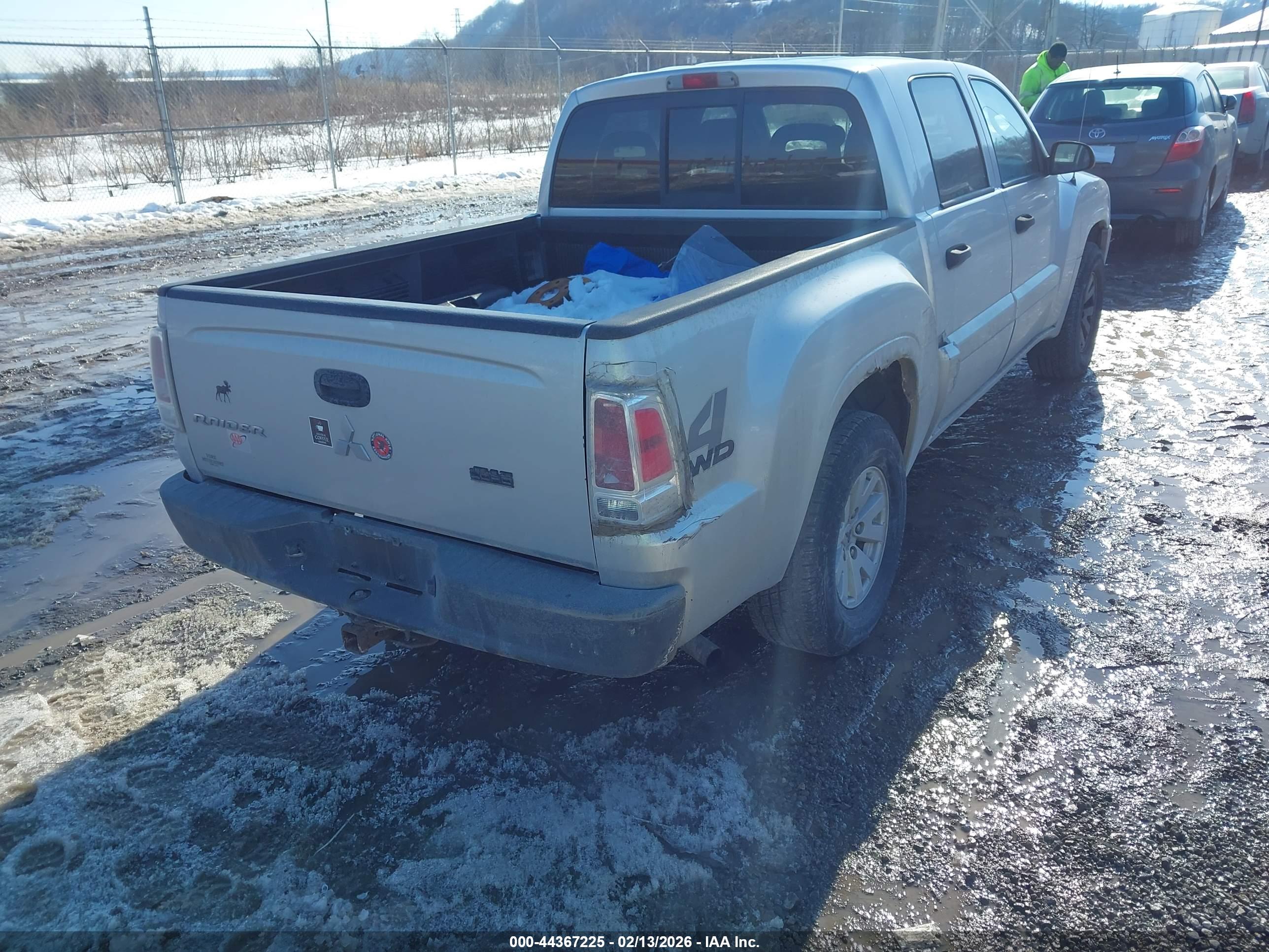 MITSUBISHI RAIDER image 4