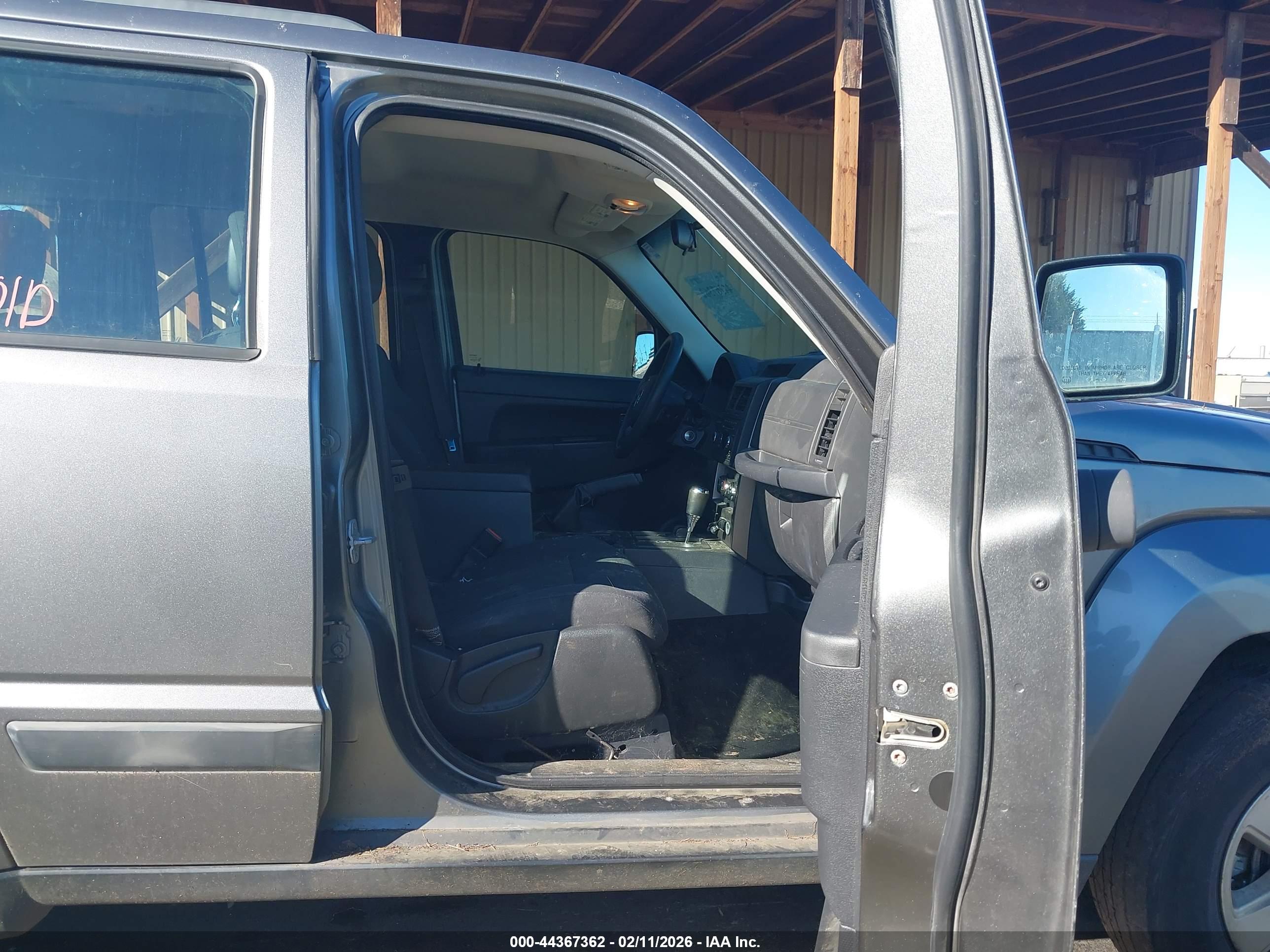 JEEP LIBERTY image 5