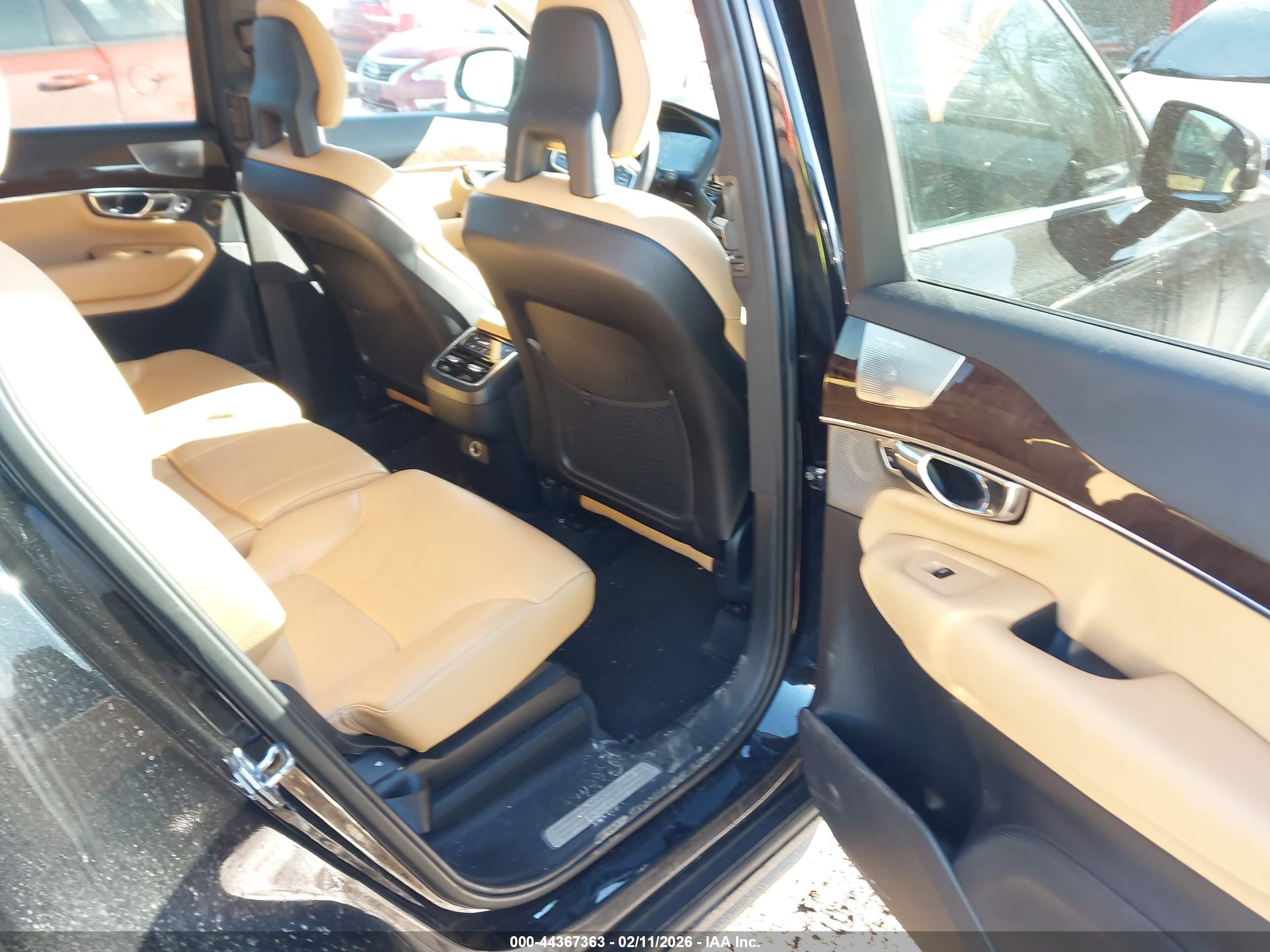 VOLVO XC90 image 8
