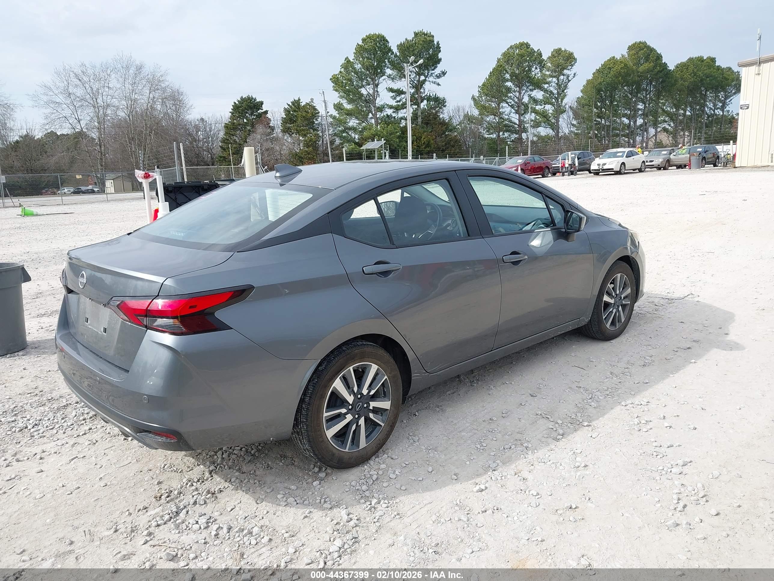 NISSAN VERSA image 4