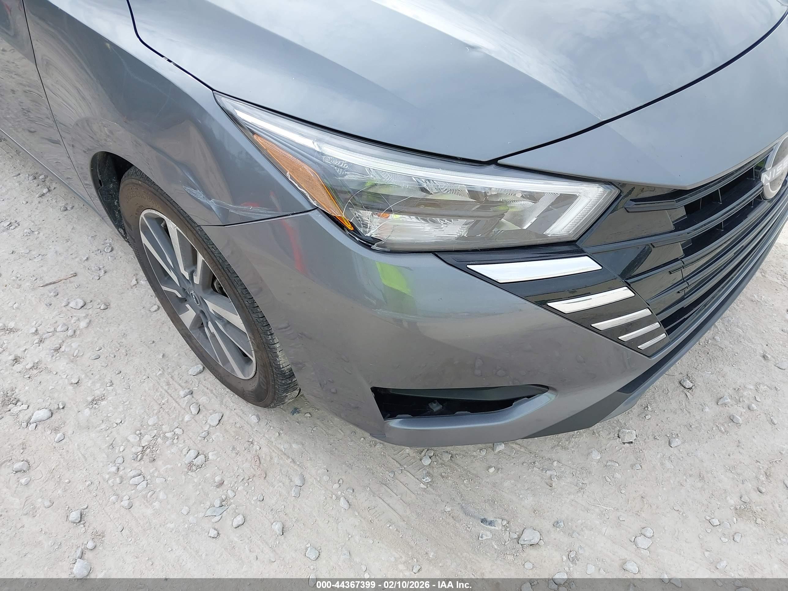 NISSAN VERSA image 6