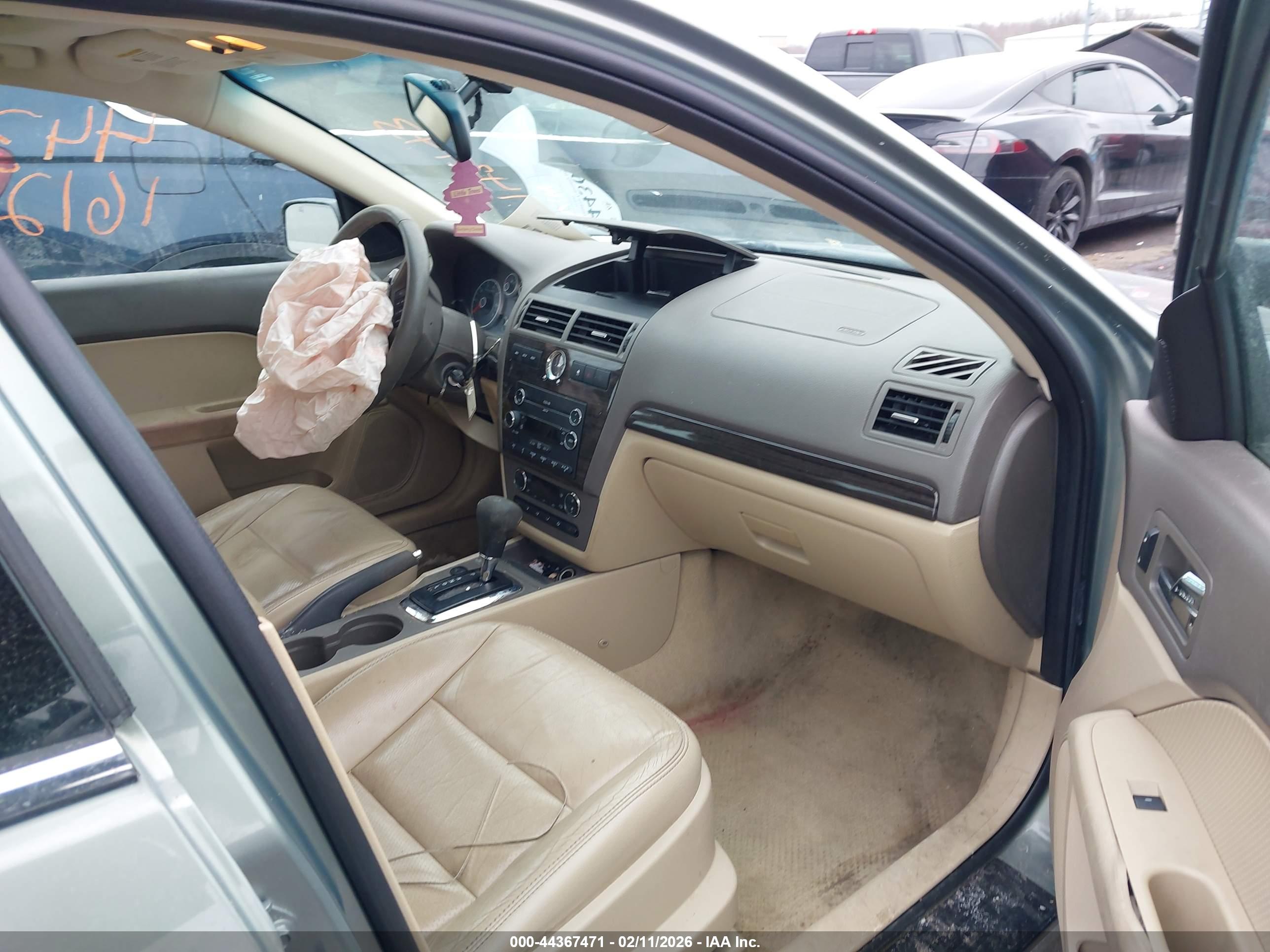 FORD FUSION image 5