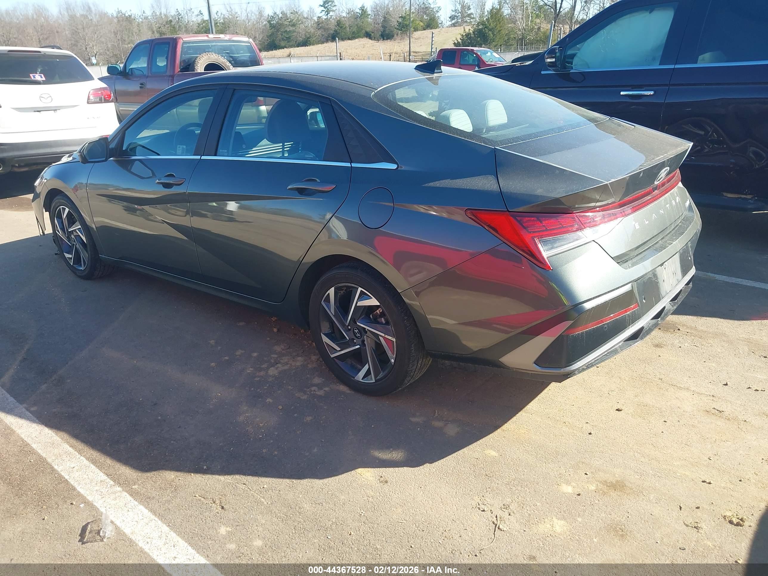 HYUNDAI ELANTRA image 3
