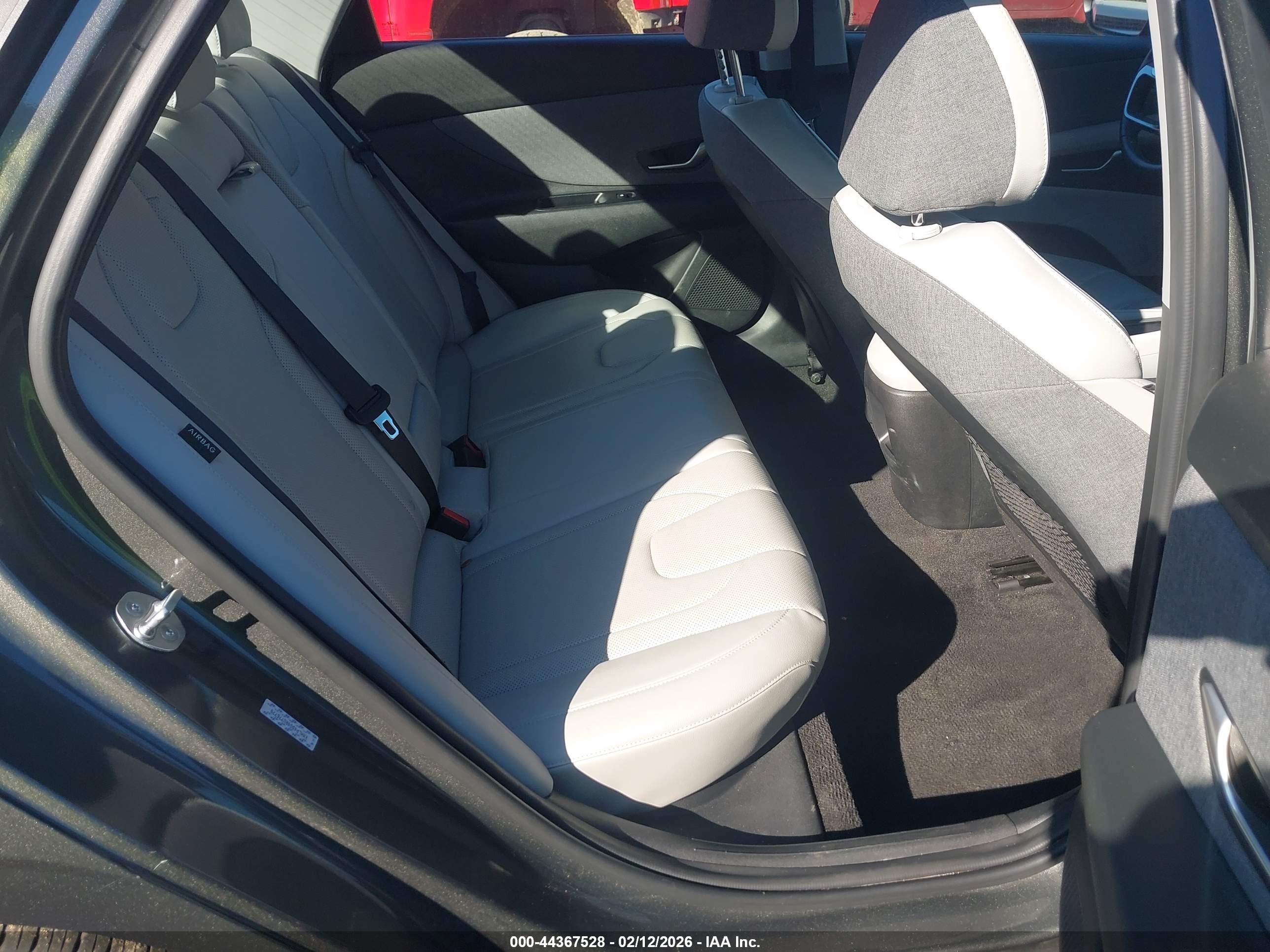 HYUNDAI ELANTRA image 8