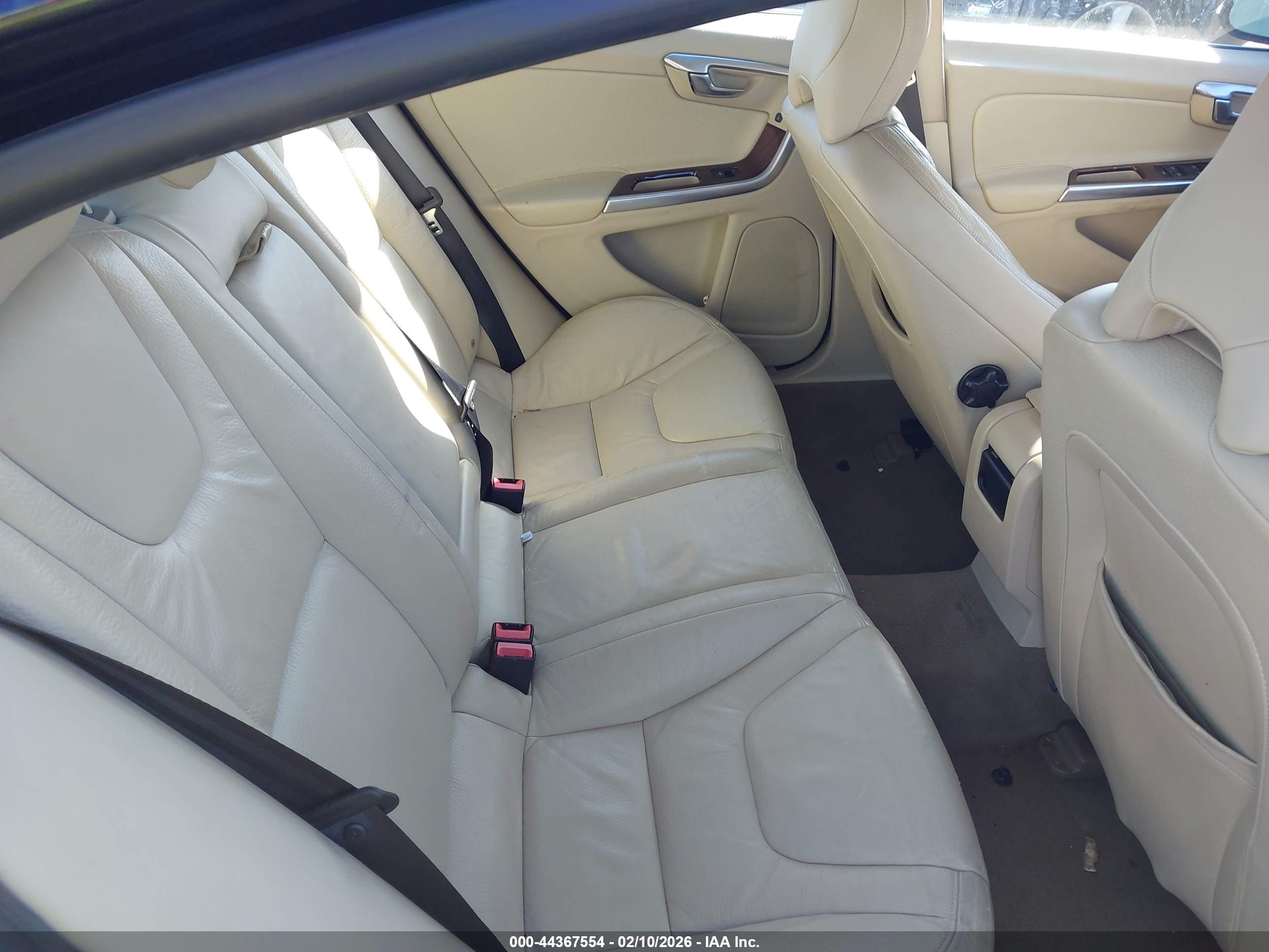VOLVO S60 image 8