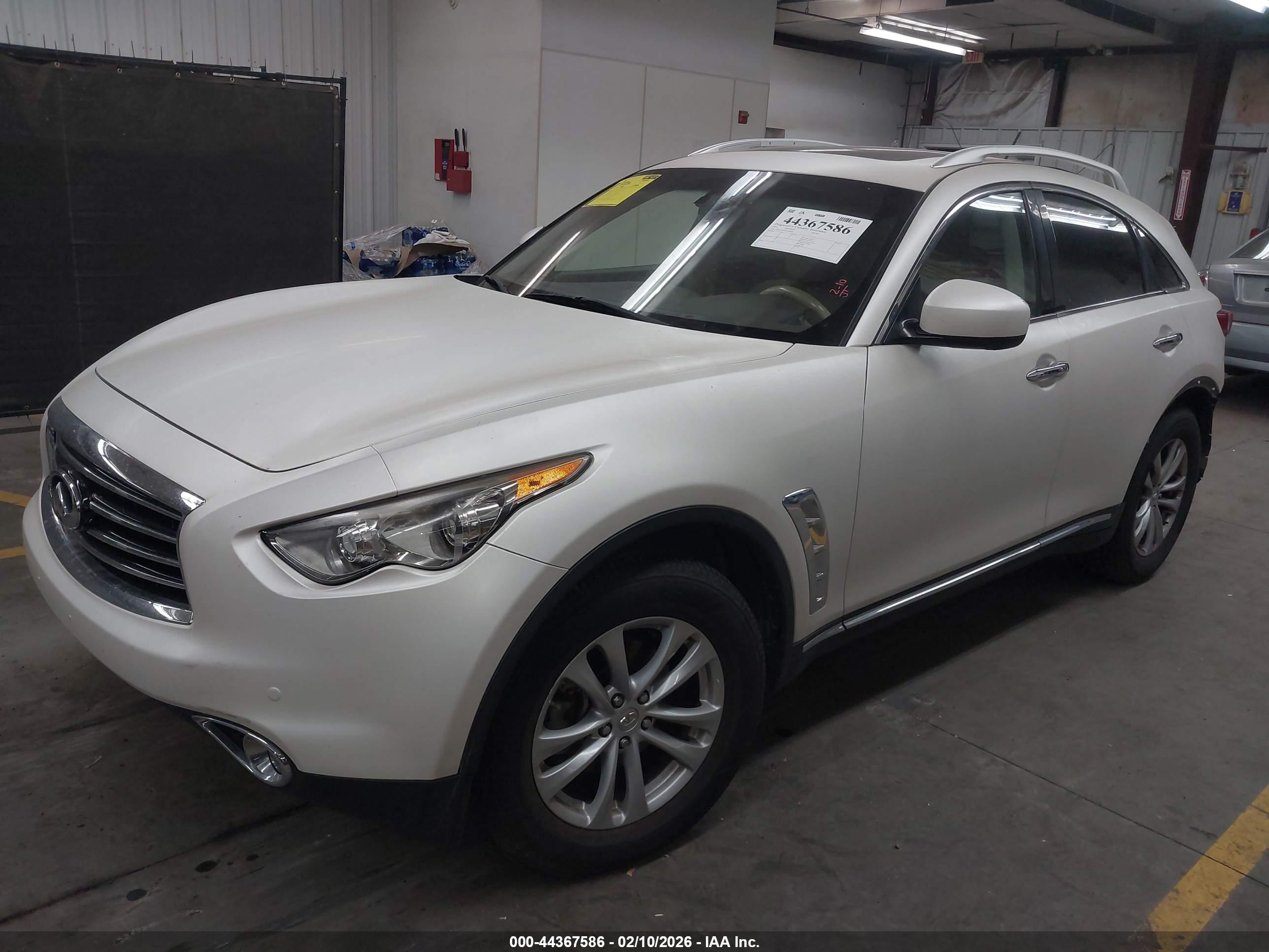 INFINITI QX70 image 2