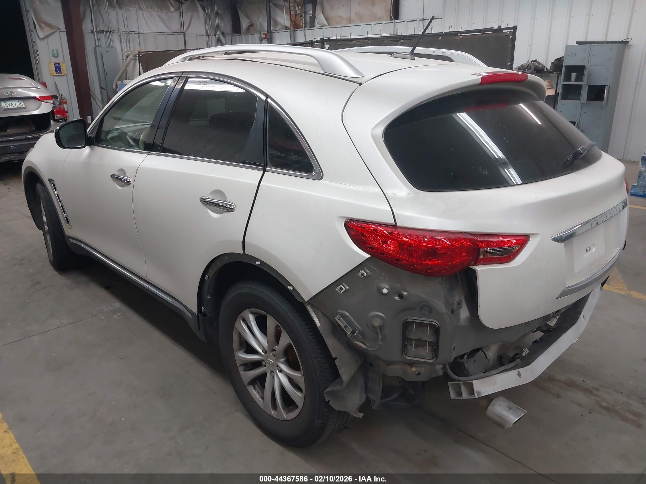 INFINITI QX70 image 3