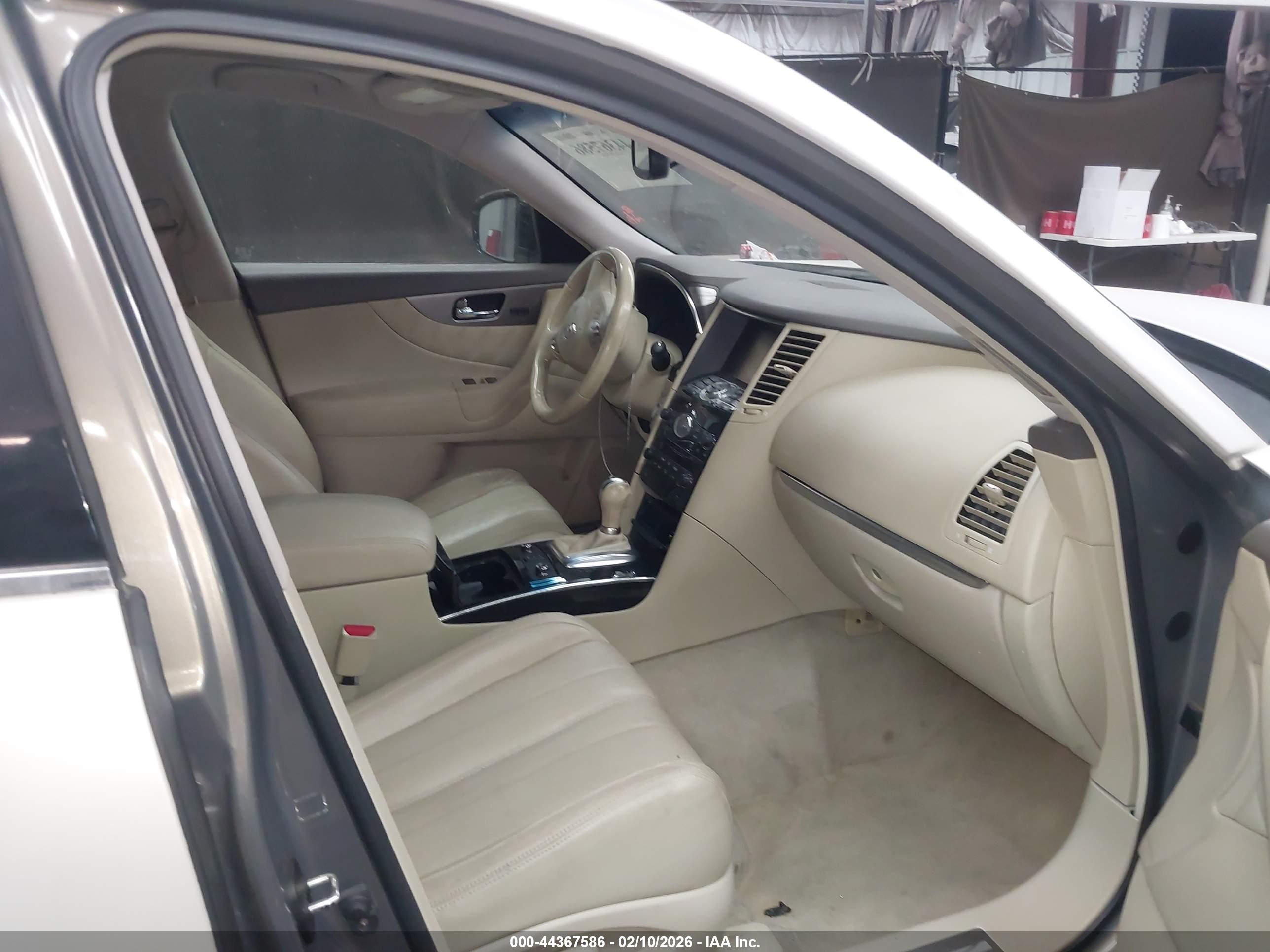 INFINITI QX70 image 5