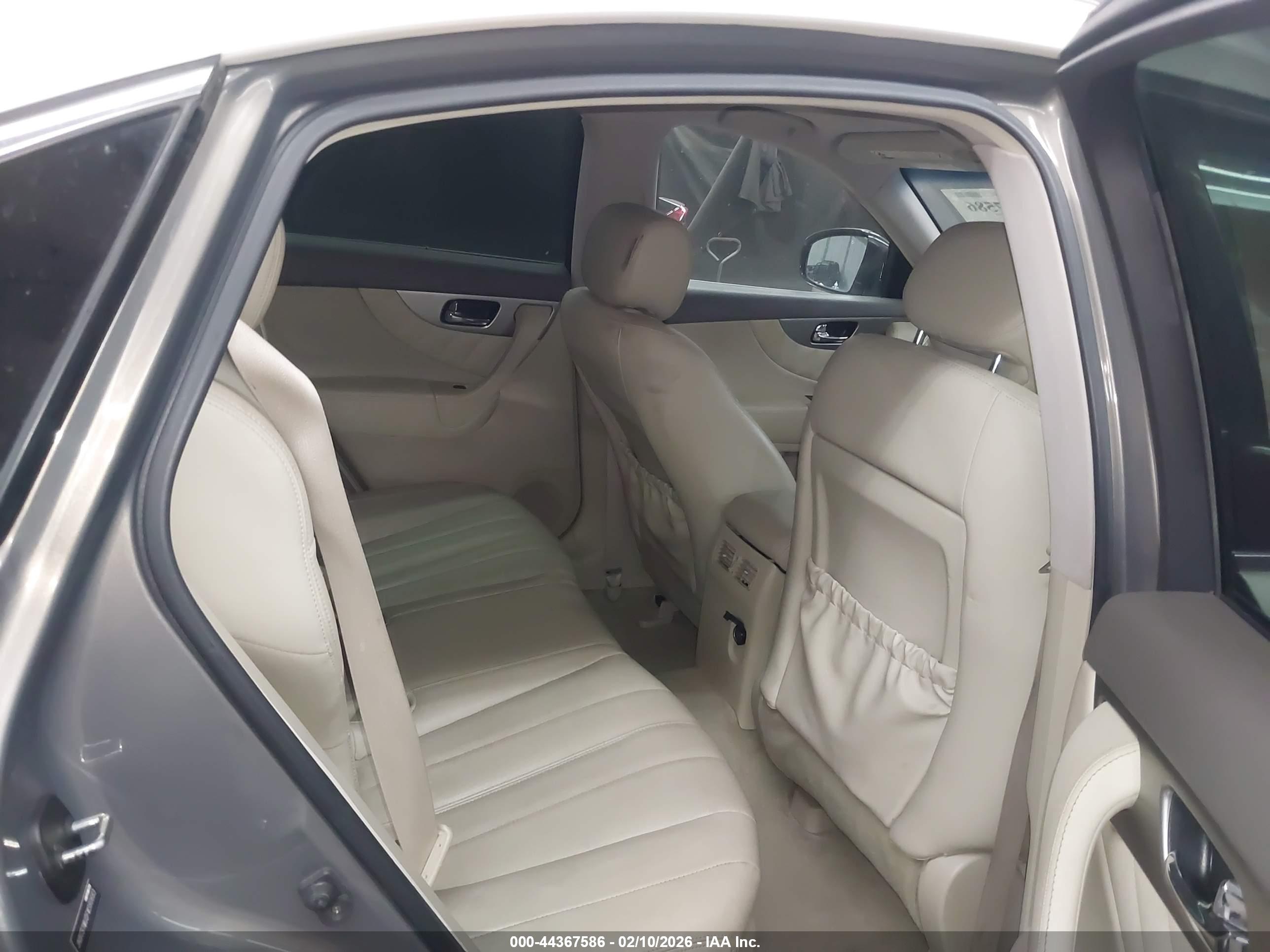 INFINITI QX70 image 8