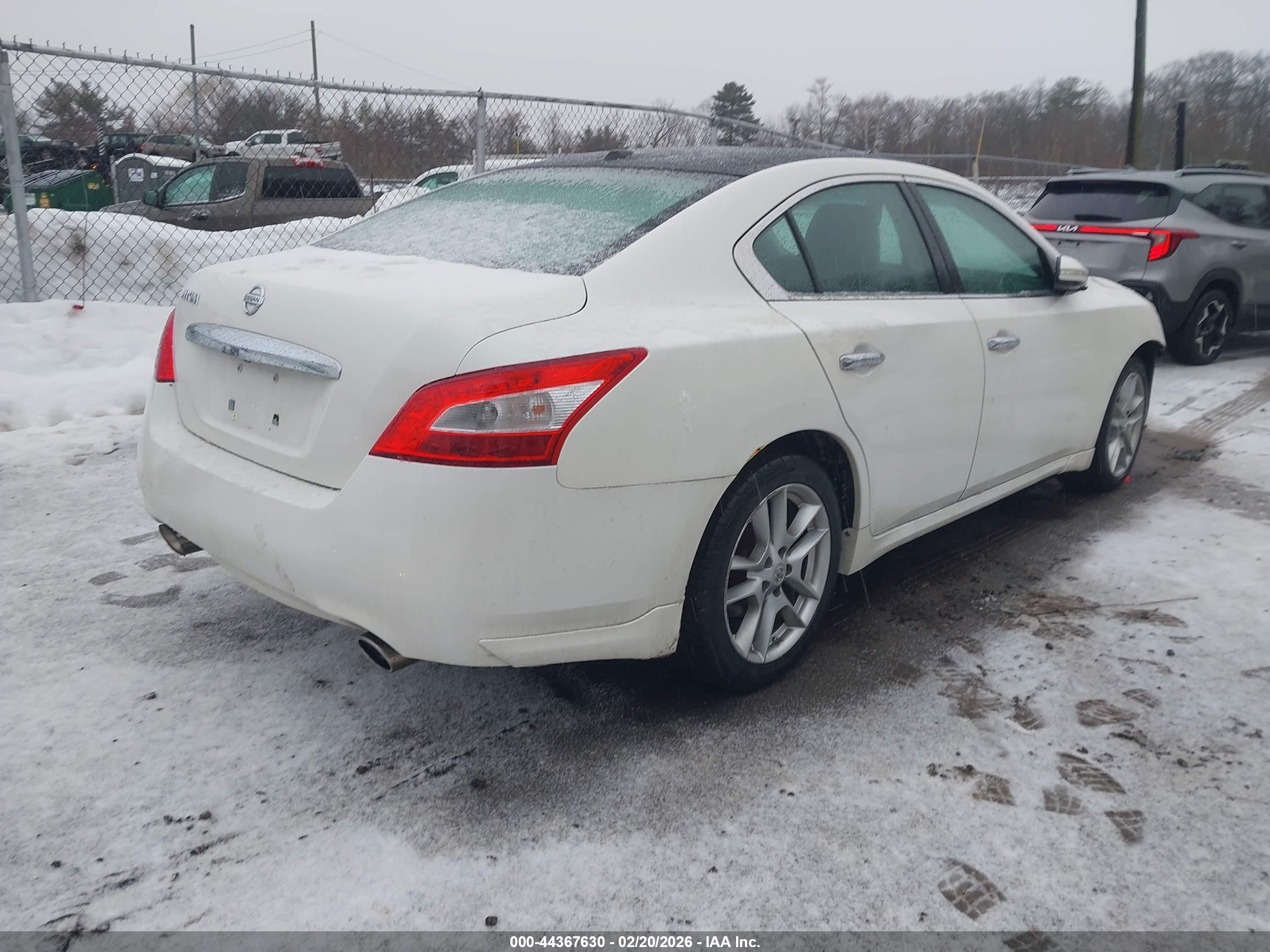 NISSAN MAXIMA image 4