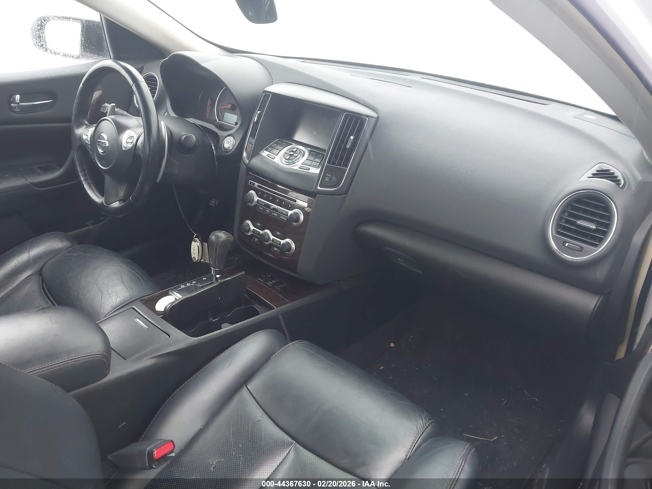 NISSAN MAXIMA image 5
